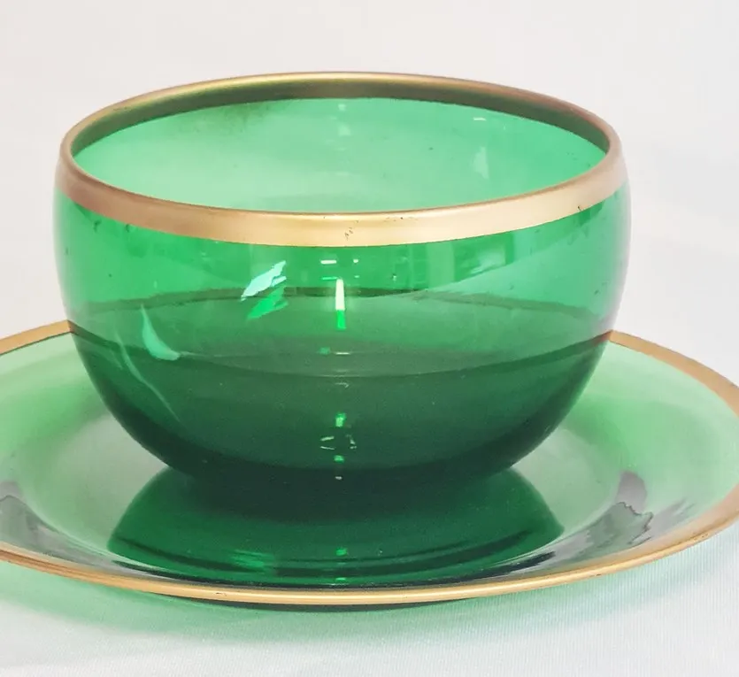 Ensemble de 16 bols et assiettes en cristal vert à large filet or, fin XIX ème – Image 7