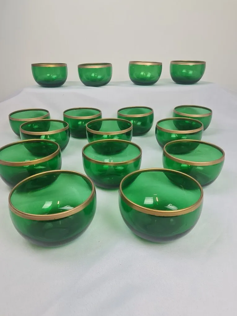 Ensemble de 16 bols et assiettes en cristal vert à large filet or, fin XIX ème – Image 8