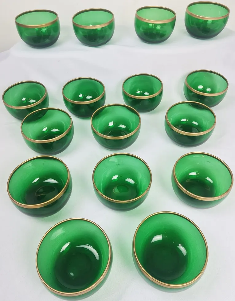 Ensemble de 16 bols et assiettes en cristal vert à large filet or, fin XIX ème – Image 4