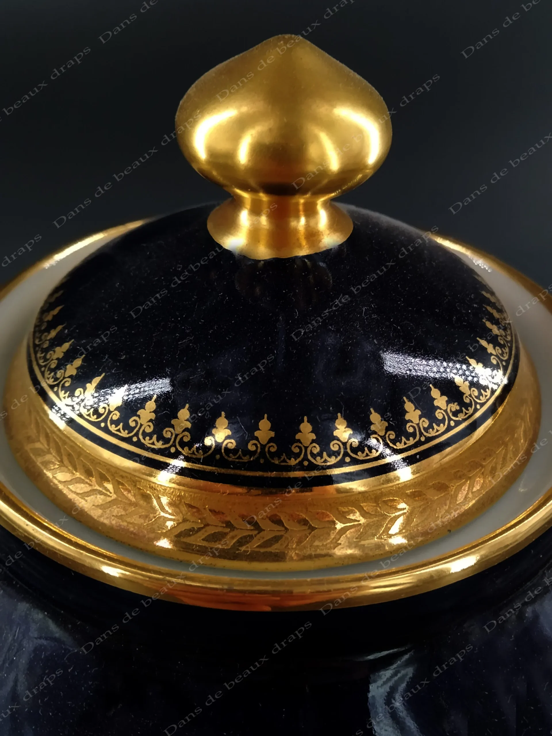 Joli service à thé/café en porcelaine de Limoges,bleu de four et or,réalisé par la maison Raynaud. – Image 6