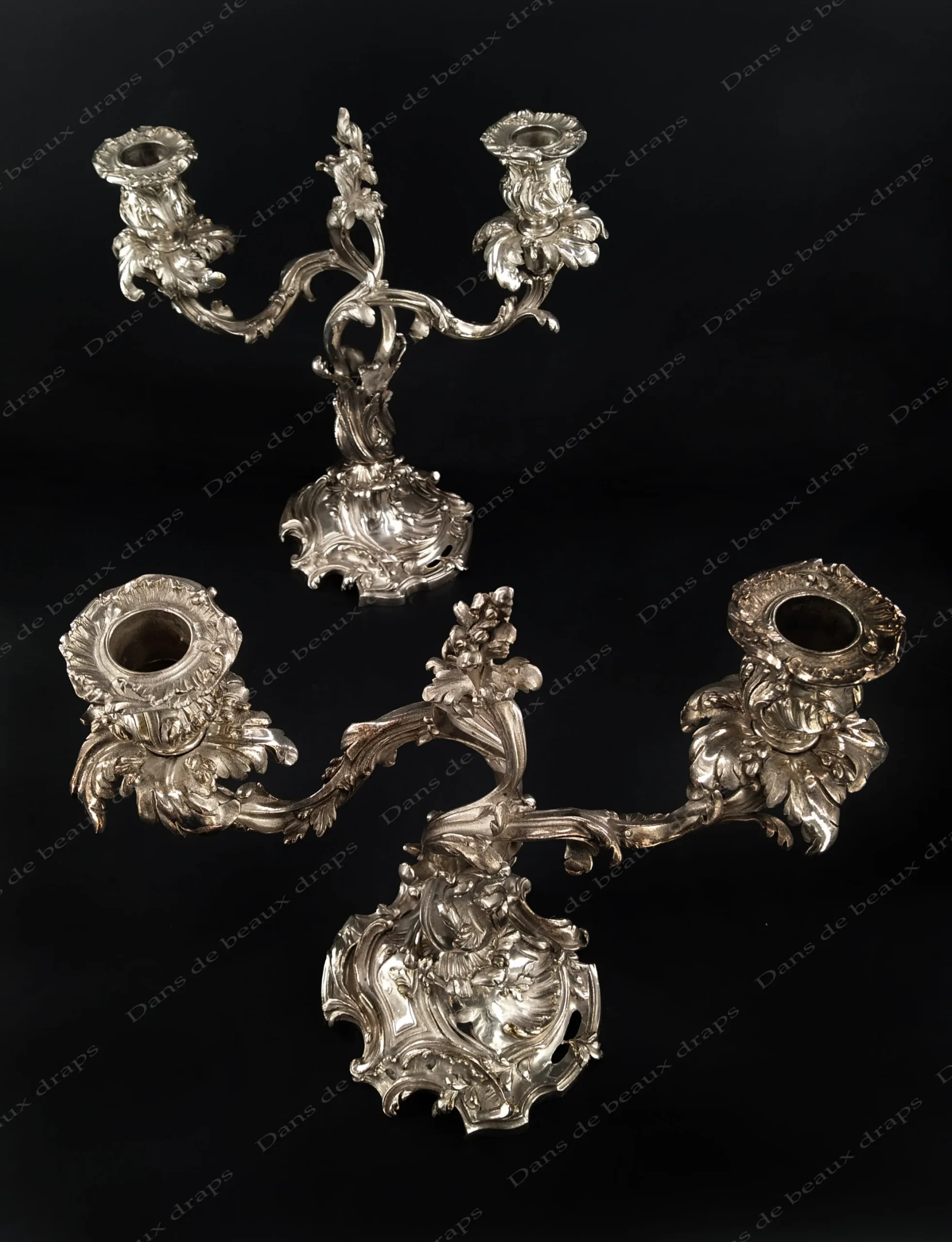 Paire de bougeoirs, » bouts de table « en bronze argenté à deux bras de lumière mouvementés de style rocaille. – Image 2