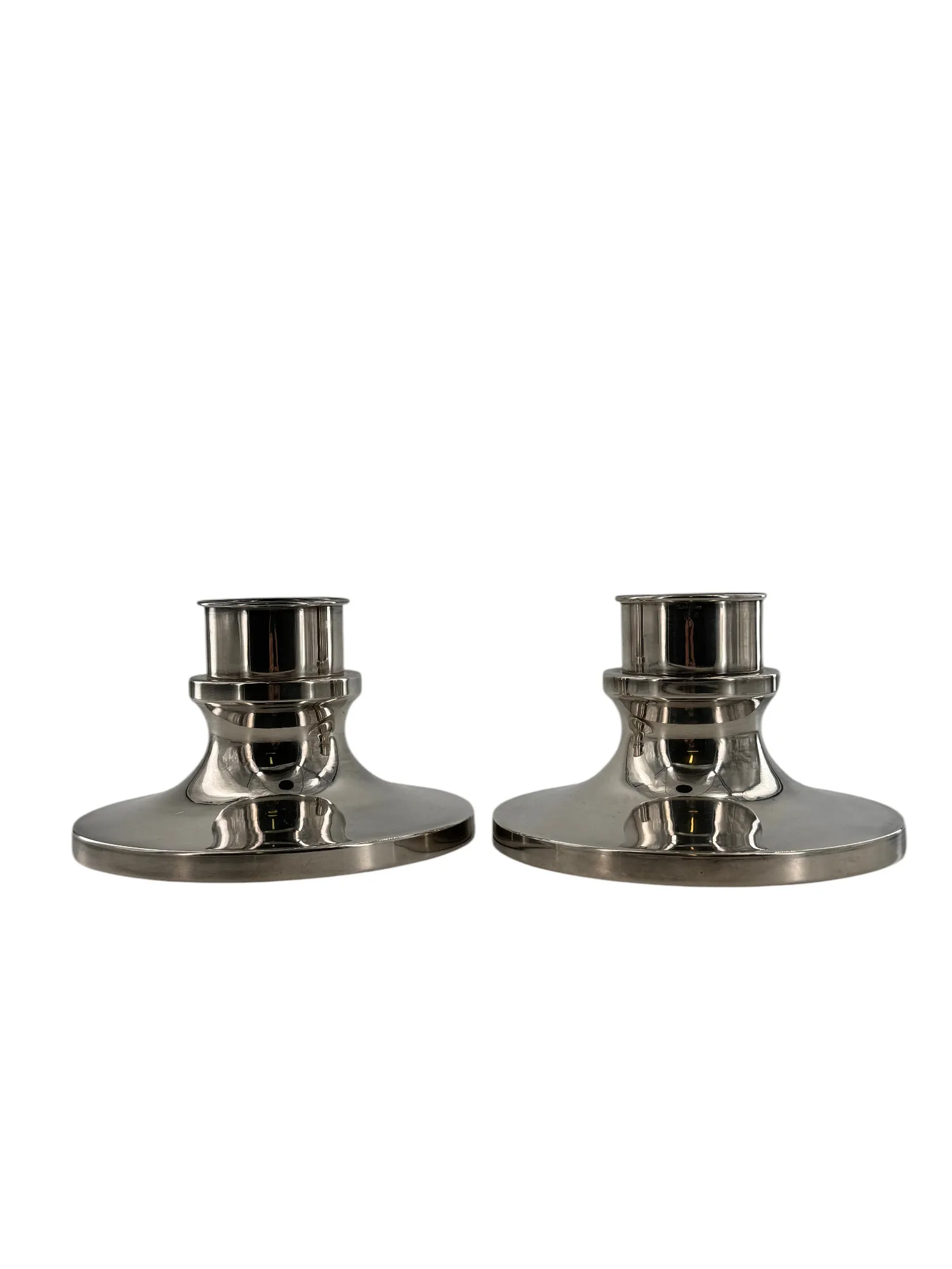 Jolie paire de bougeoirs en métal argenté, maison Christian Dior – Image 2