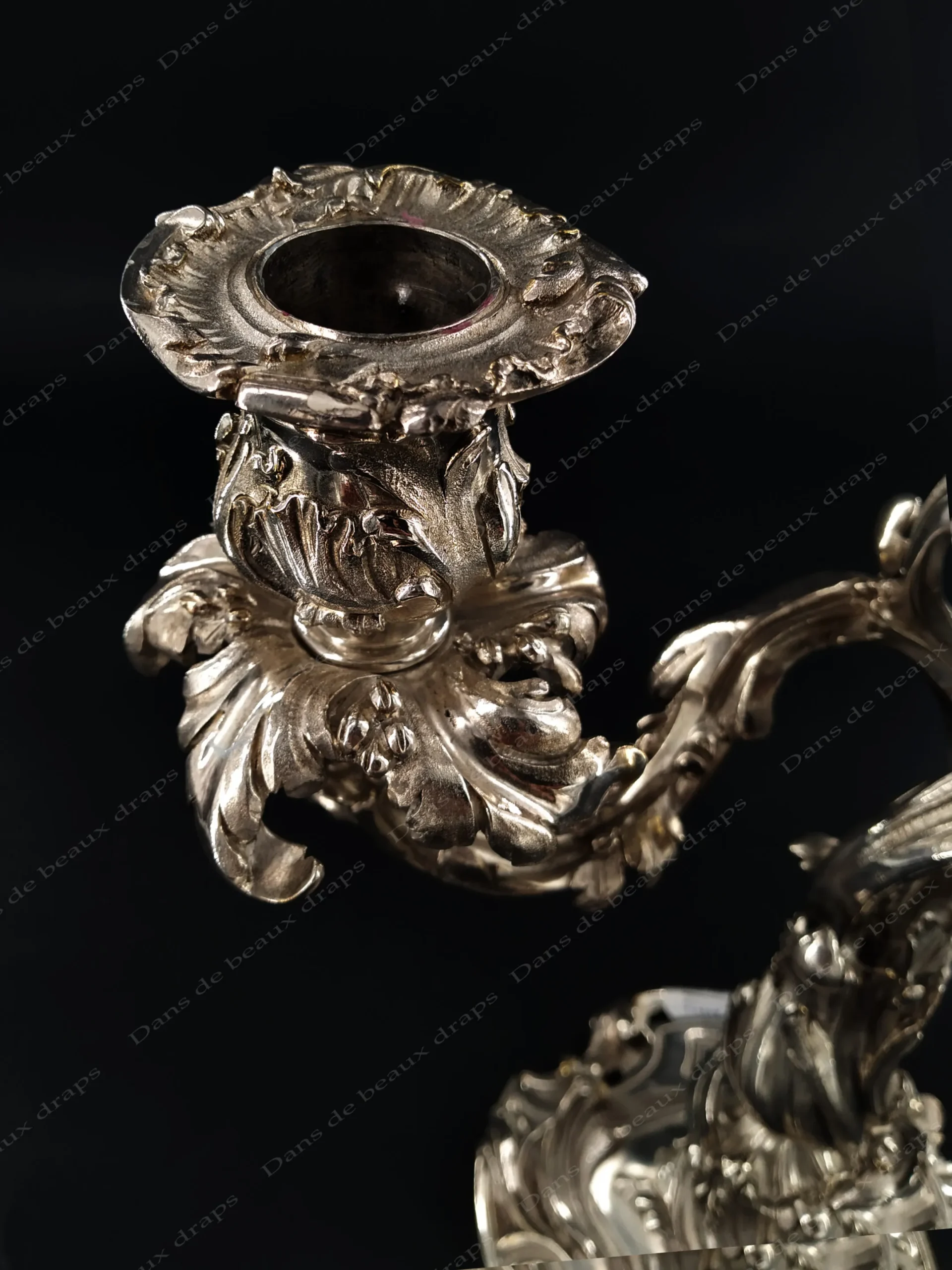 Paire de bougeoirs, » bouts de table « en bronze argenté à deux bras de lumière mouvementés de style rocaille. – Image 4