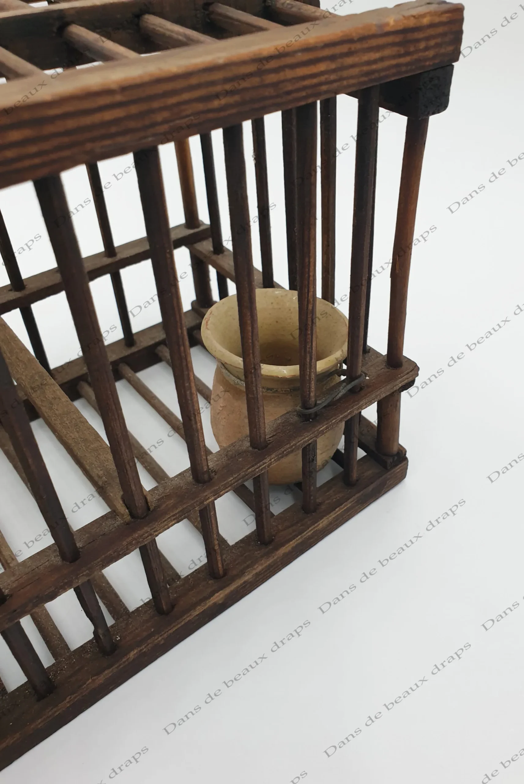 Ancienne cage à grive provençale en bois et son gobelet en terre vernissée. – Image 2