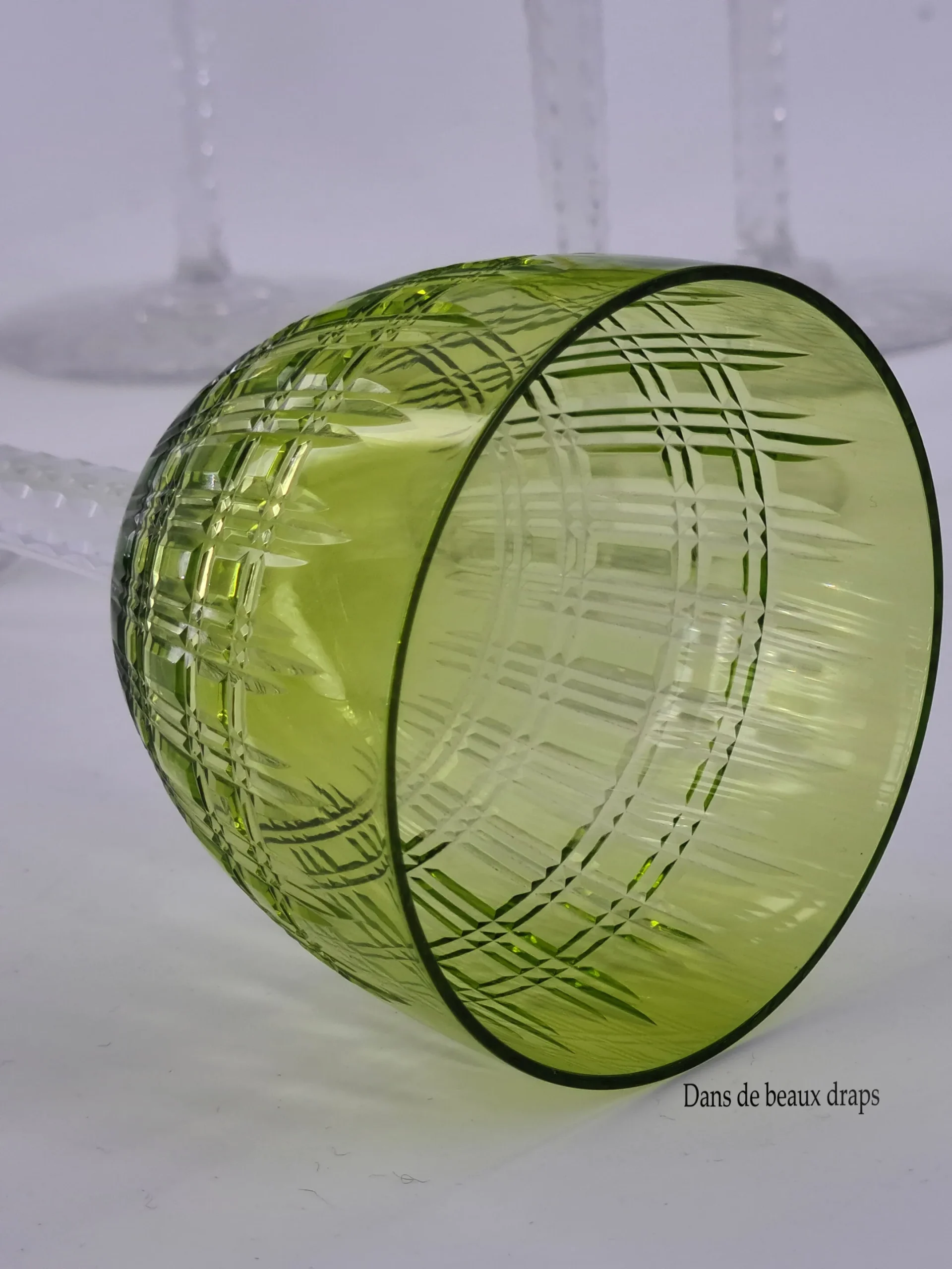 Suite de 10 verres à vin blanc ou rœmers en cristal de Baccarat doublés couleur chartreuse. – Image 4