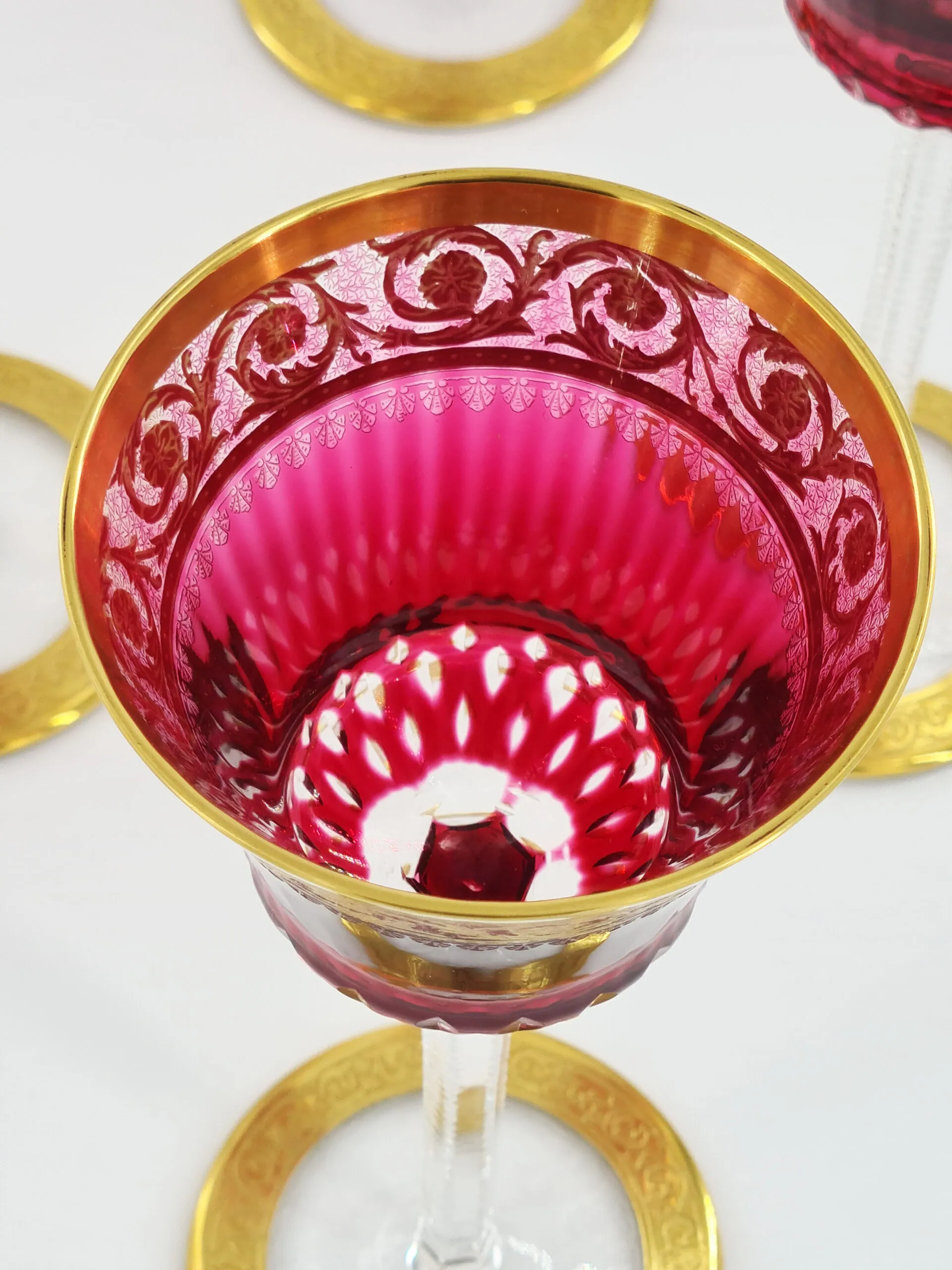 Suite de 6 verres à vin du Rhin de couleur rouge en cristal de Saint Louis , modèle Thistle Or. – Image 4