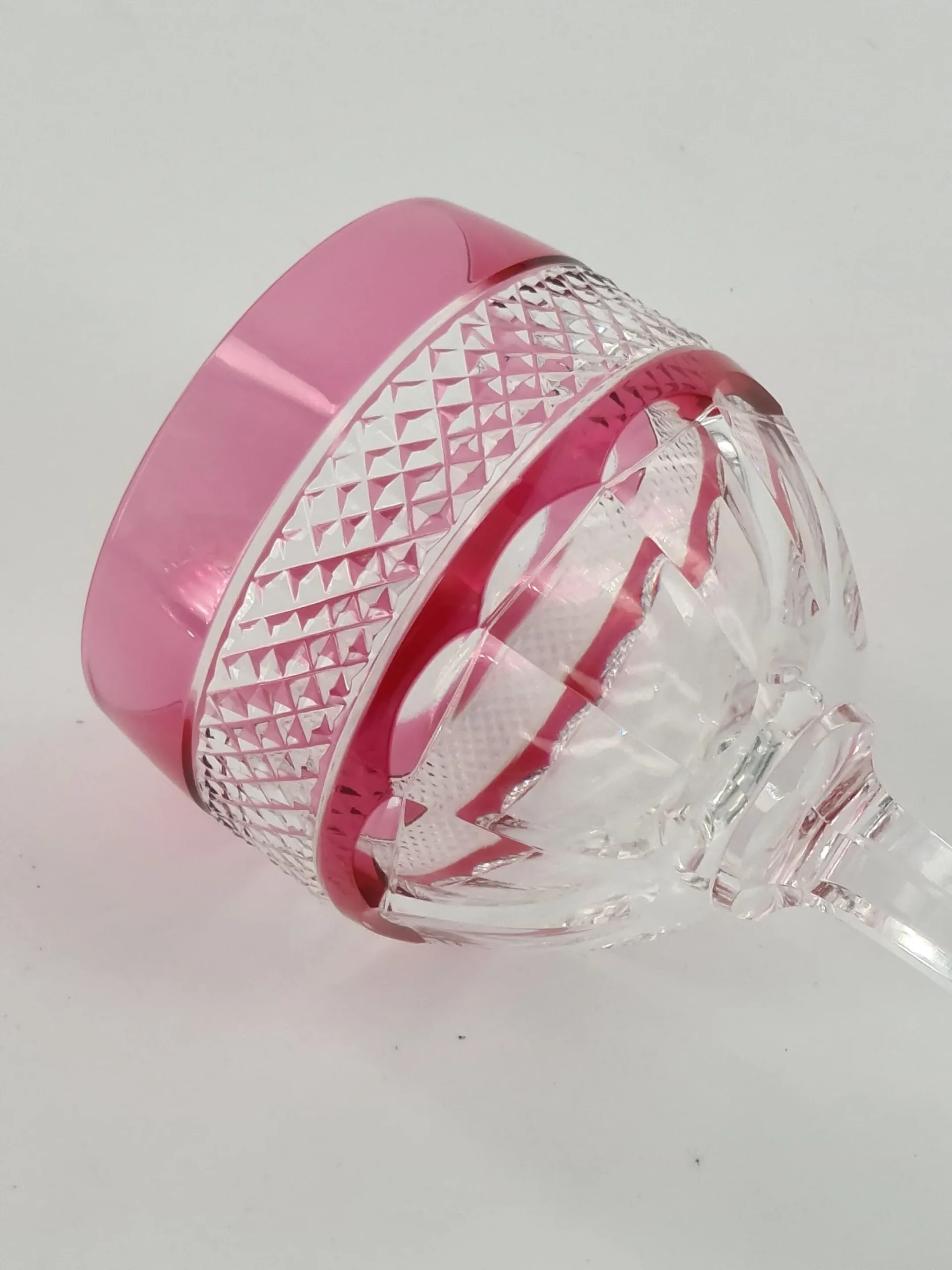 Verre à vin blanc ou roemer de couleur rose en cristal de Saint Louis, modèle Trianon. – Image 2