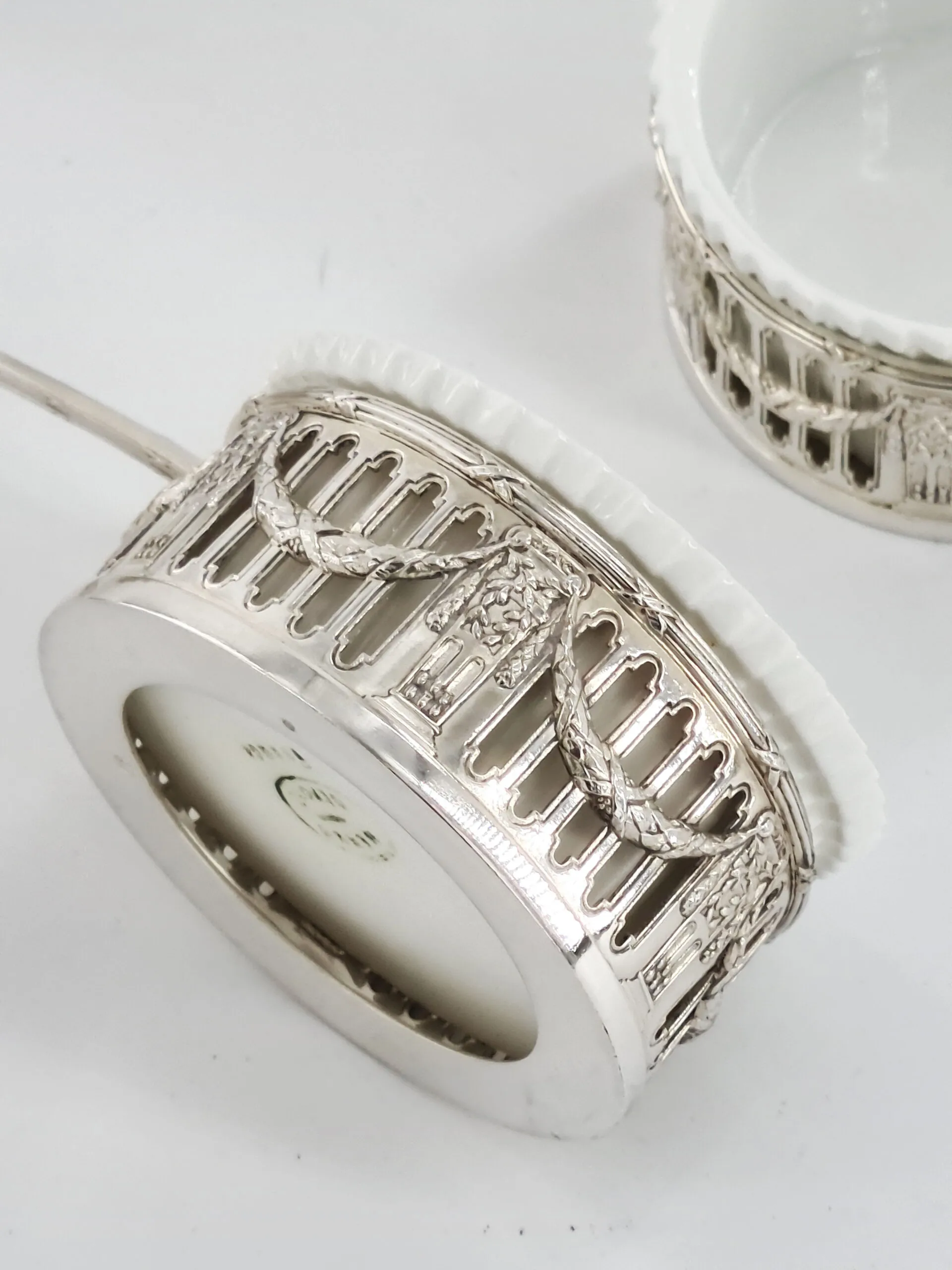 Jolie suite de 9 cassolettes en métal argenté et porcelaine, orfèvre Victor Saglier. – Image 2