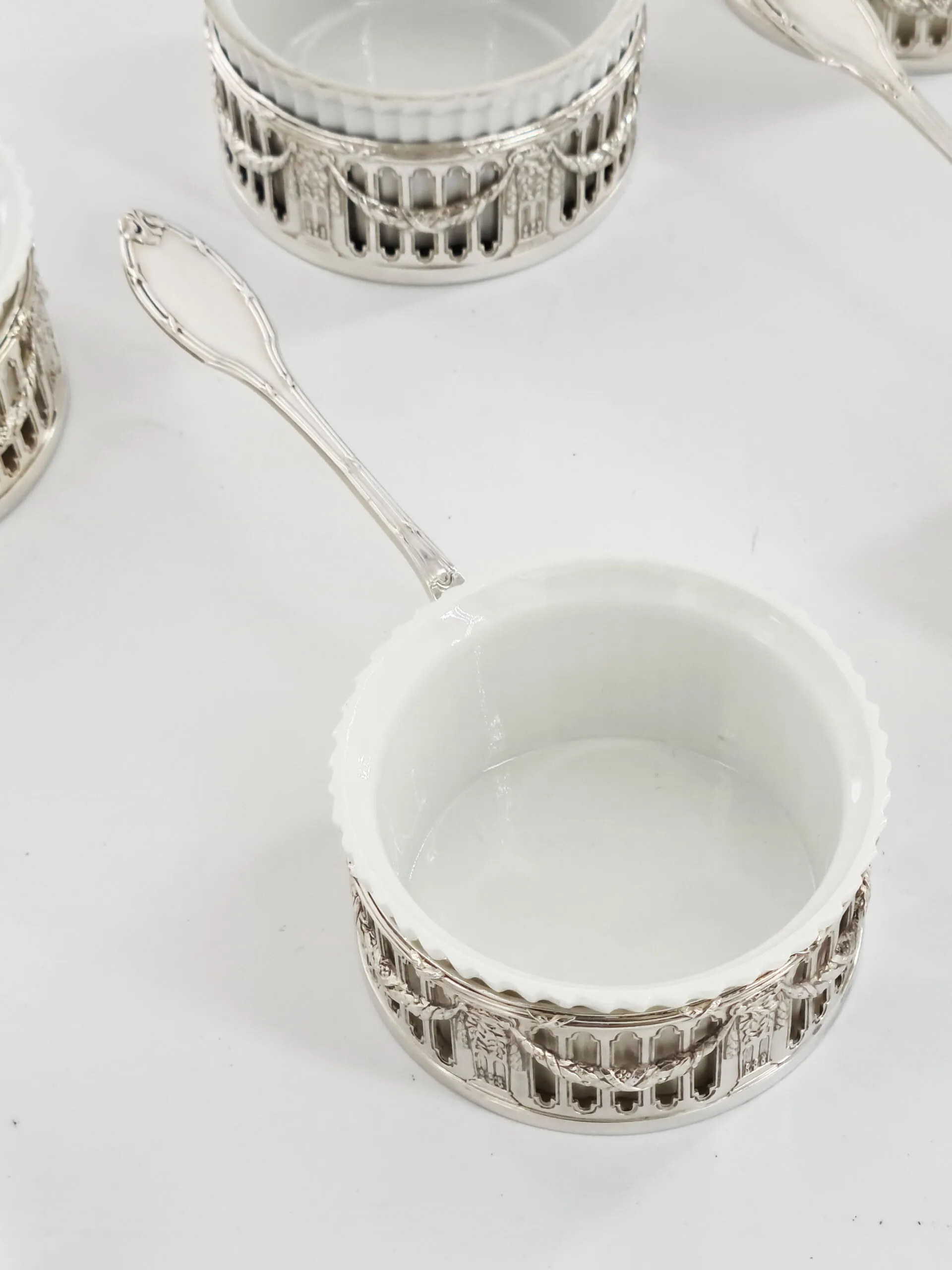 Jolie suite de 9 cassolettes en métal argenté et porcelaine, orfèvre Victor Saglier. – Image 3