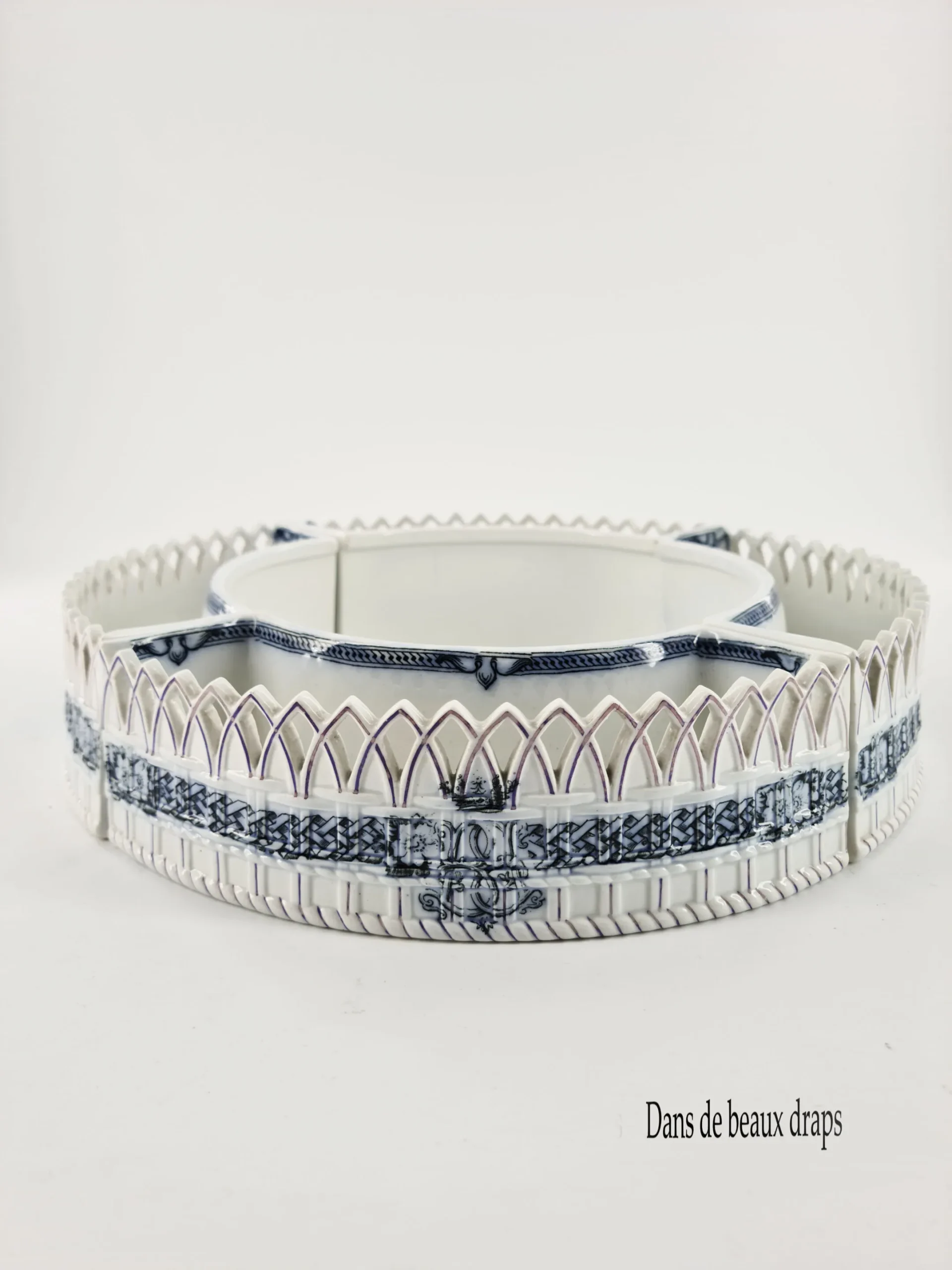 Rare partie de service de table en faïence anglaise, fin XIX ème, monogramme BB sous couronne de marquis, 57 pièces. – Image 7