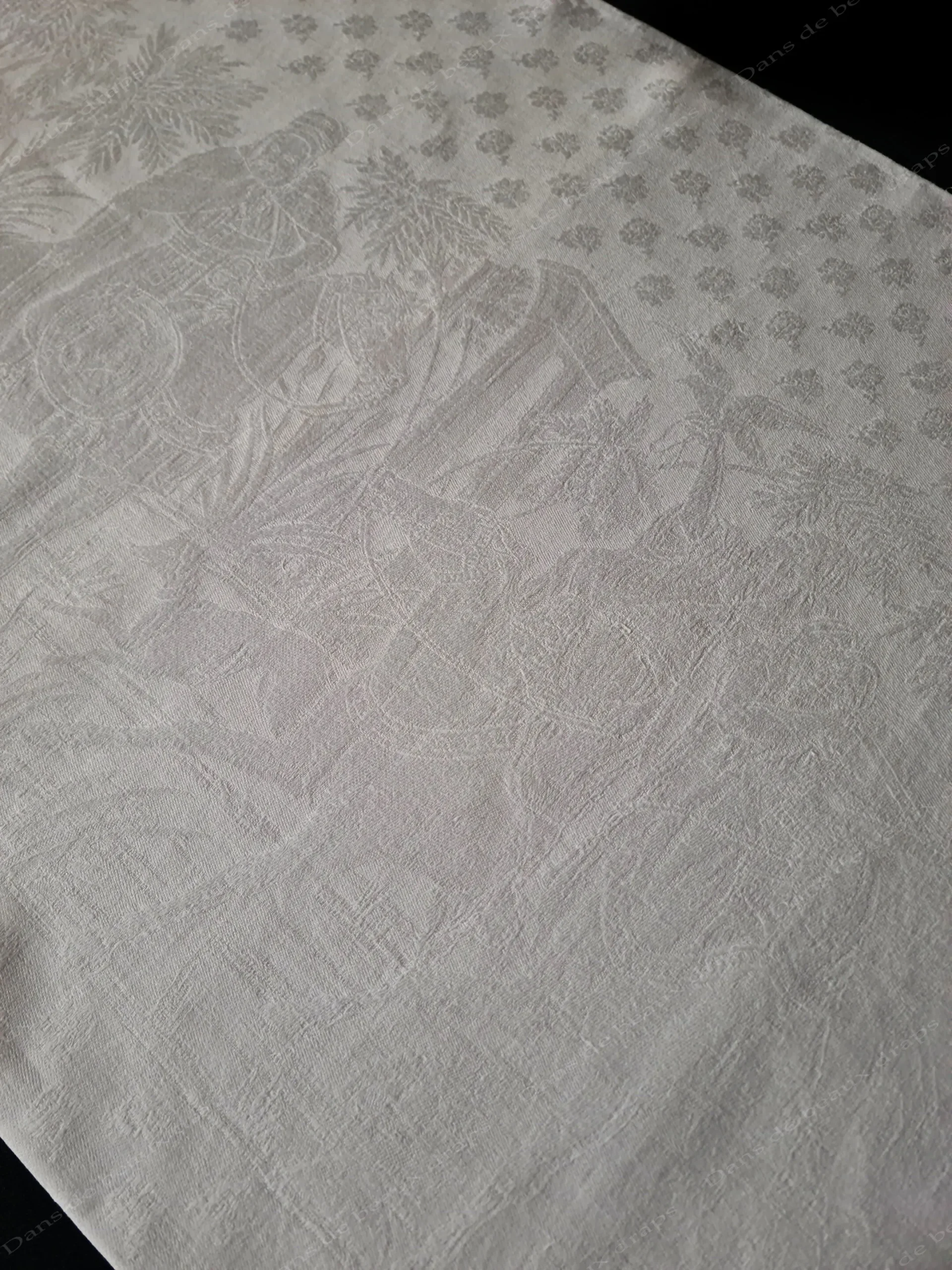 Rare nappe en damassé de lin à décor de chasse dans le désert,monogramme LL. – Image 3