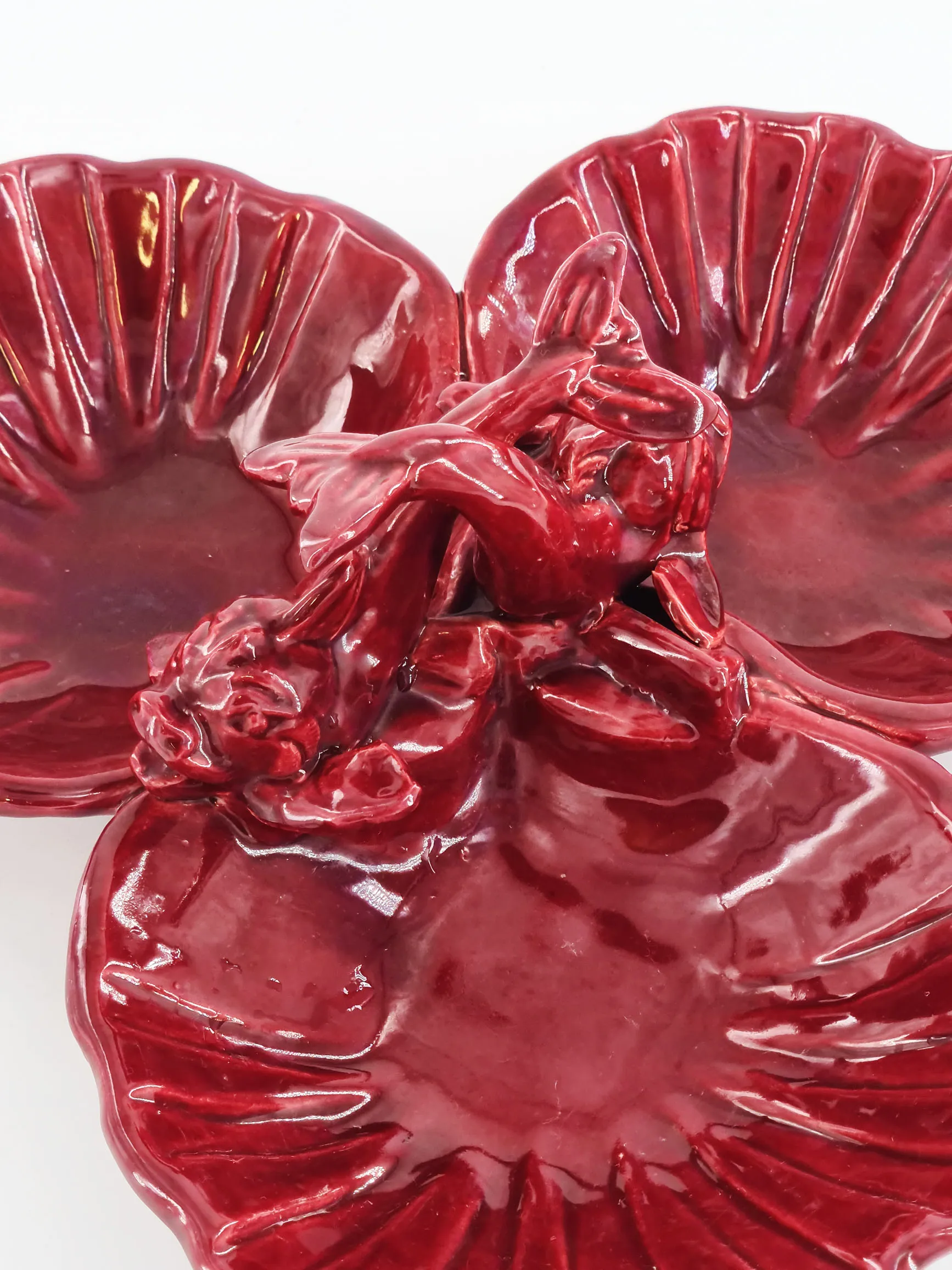 Très jolie coupe trilobée en céramique rouge, à décor de dauphin, signée Yvon Roy, années 50 – Image 3