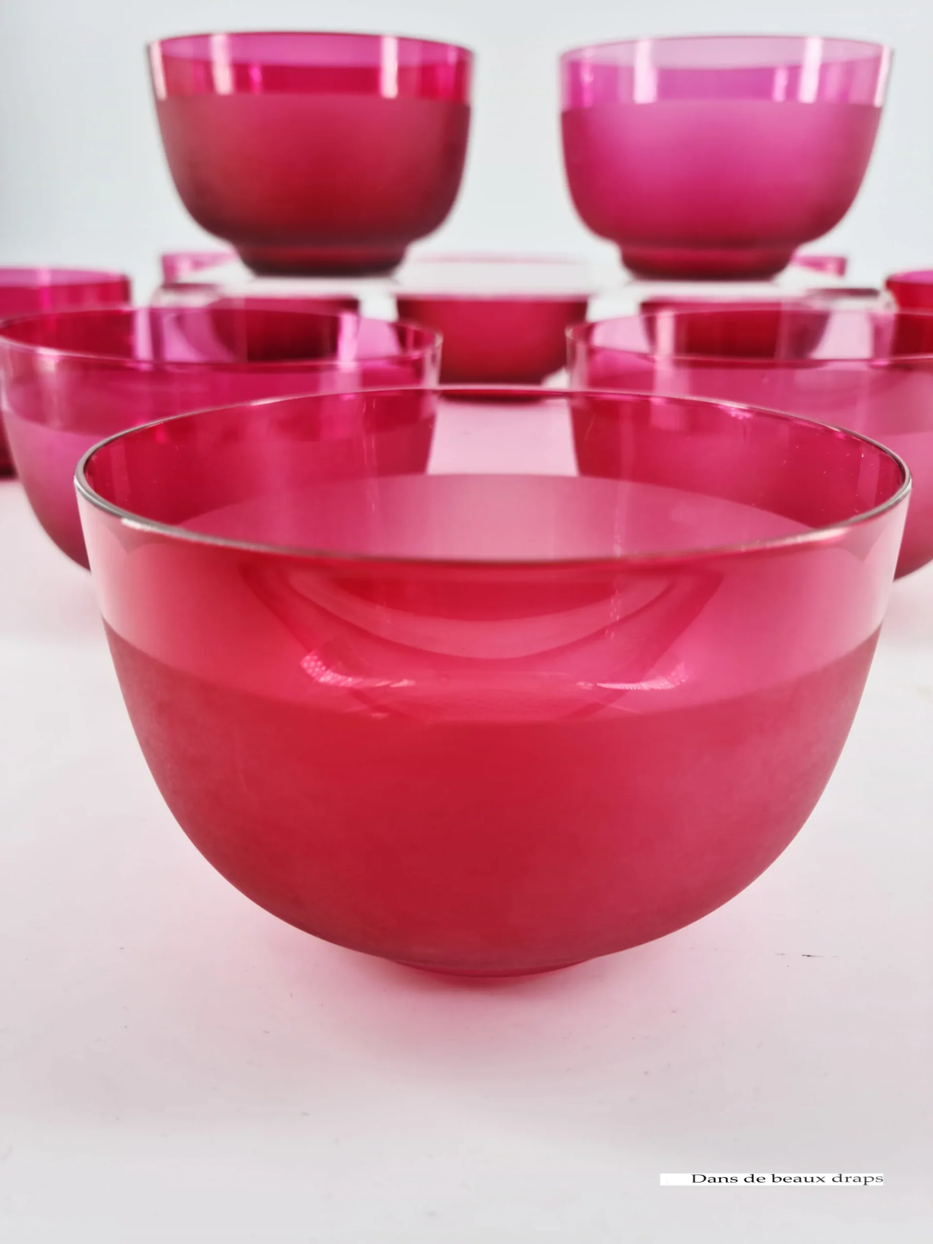 Ravissante suite de 10 coupelles en cristal rose fushia – Image 3