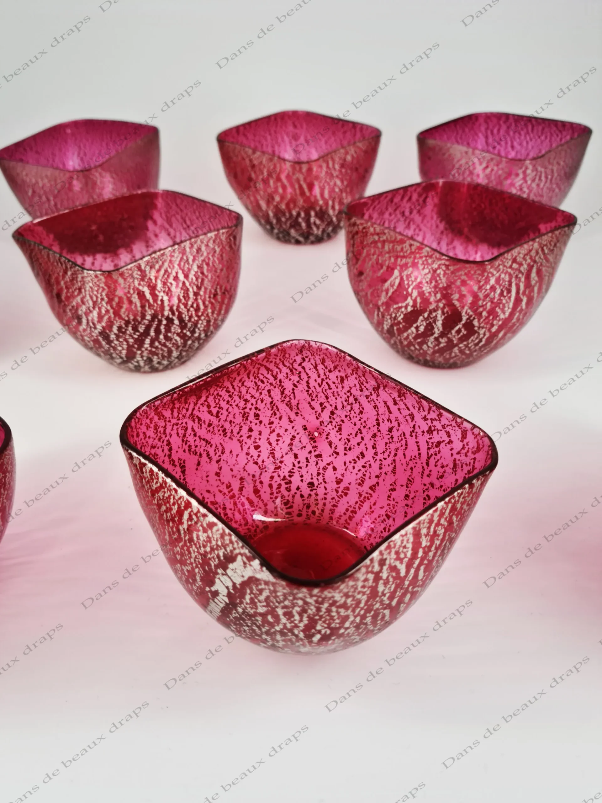 9 belles coupes à dessert en cristal rose vif,peigné argent. – Image 2
