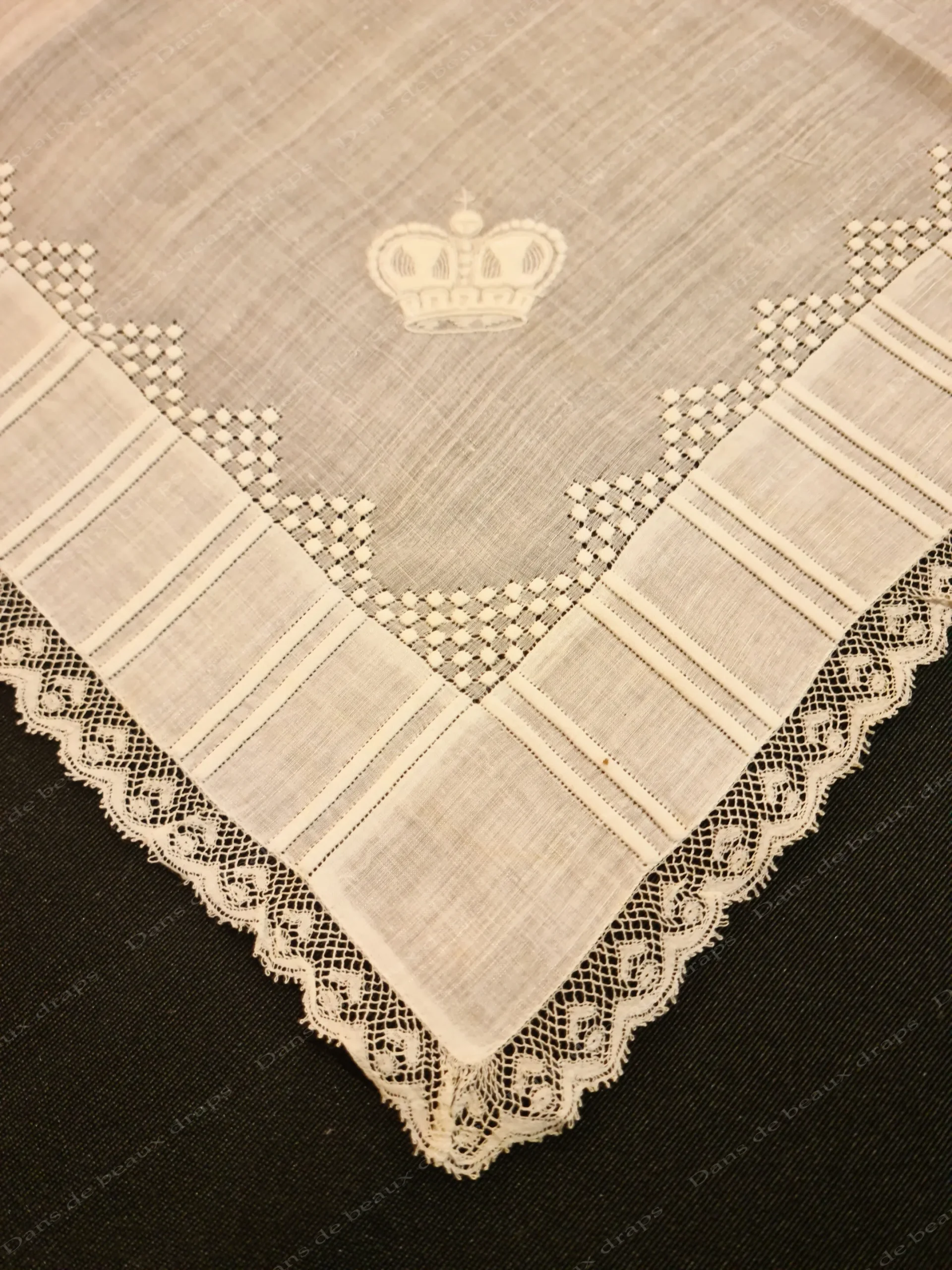 Rare et somptueux mouchoir en linon avec couronne princière et fine dentelle Valenciennes. – Image 3