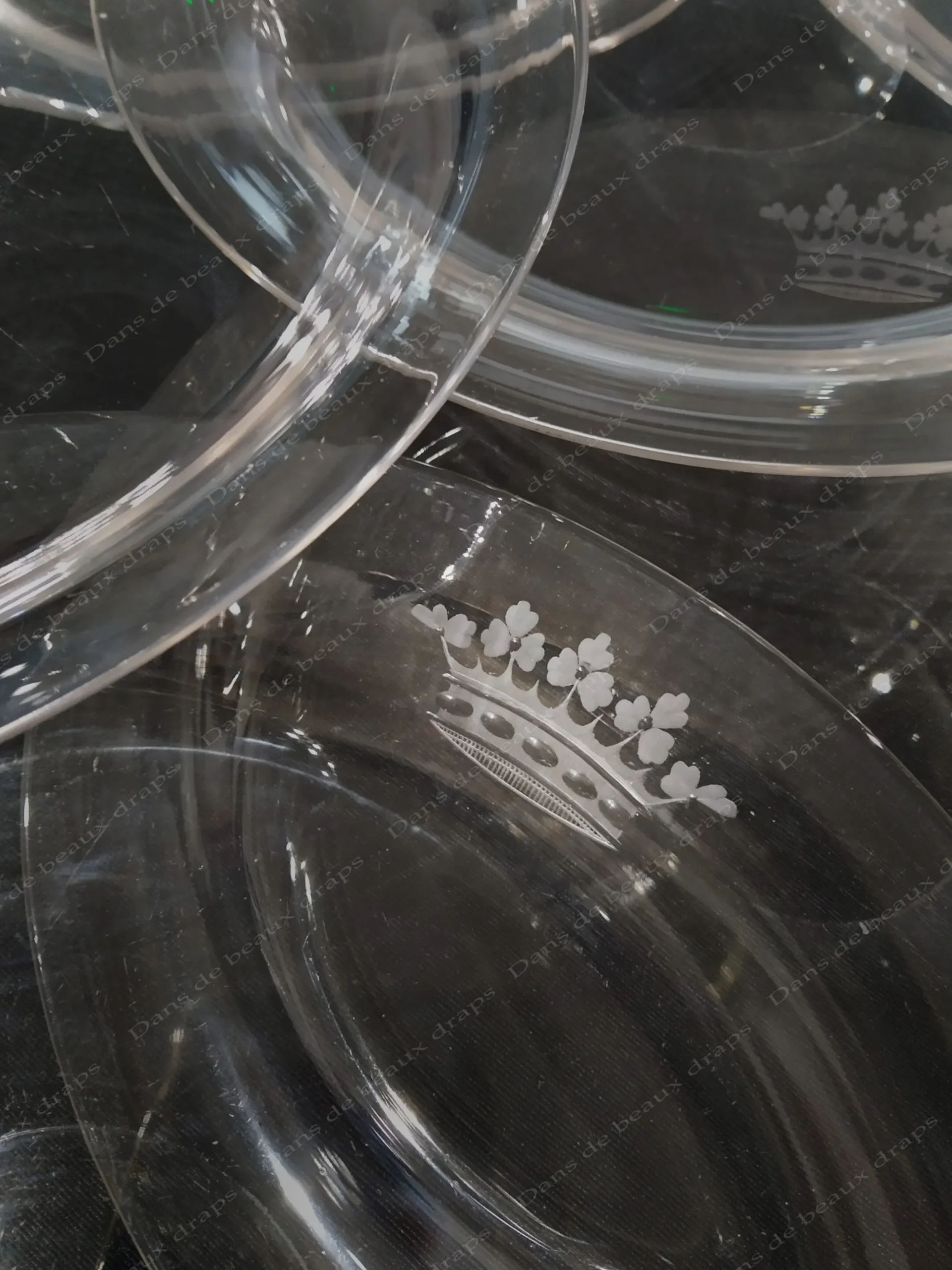 Rare série de 11 assiettes à dessert en cristal de Baccarat,fin XIX ème,couronne de marquis. – Image 2