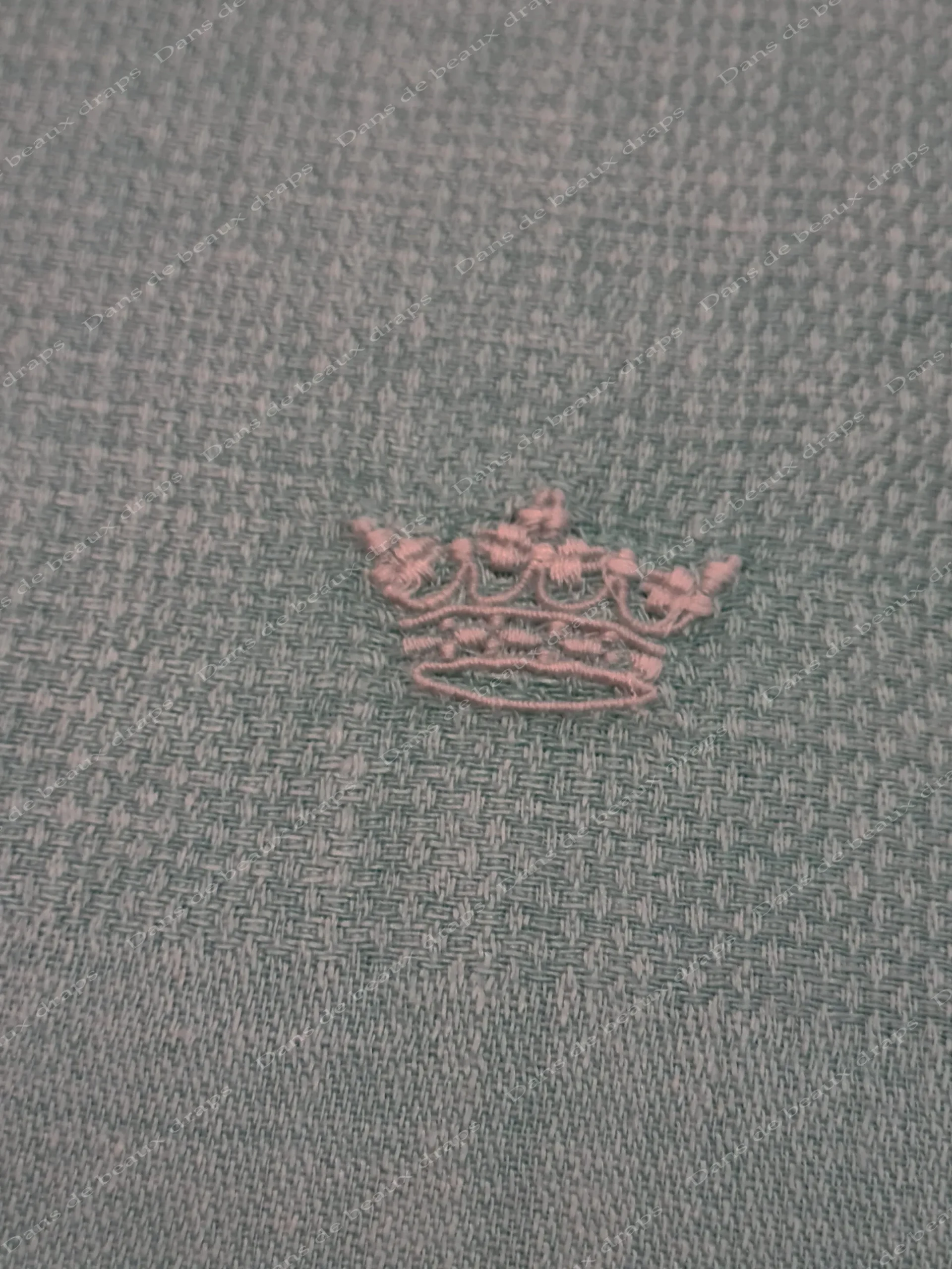 Belle serviette de visage en lin de couleur vert pâle couronne de marquis. – Image 2