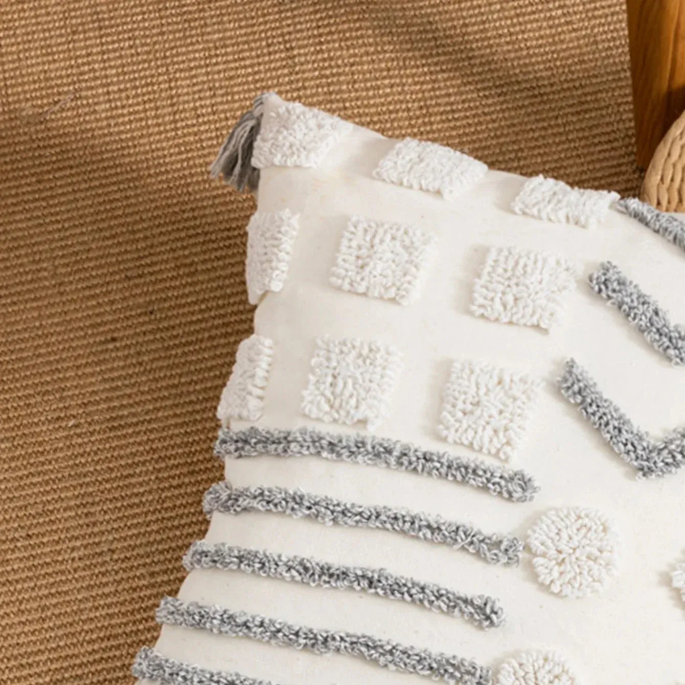 Coussin déco pour canapé avec motifs géométriques – Image 3