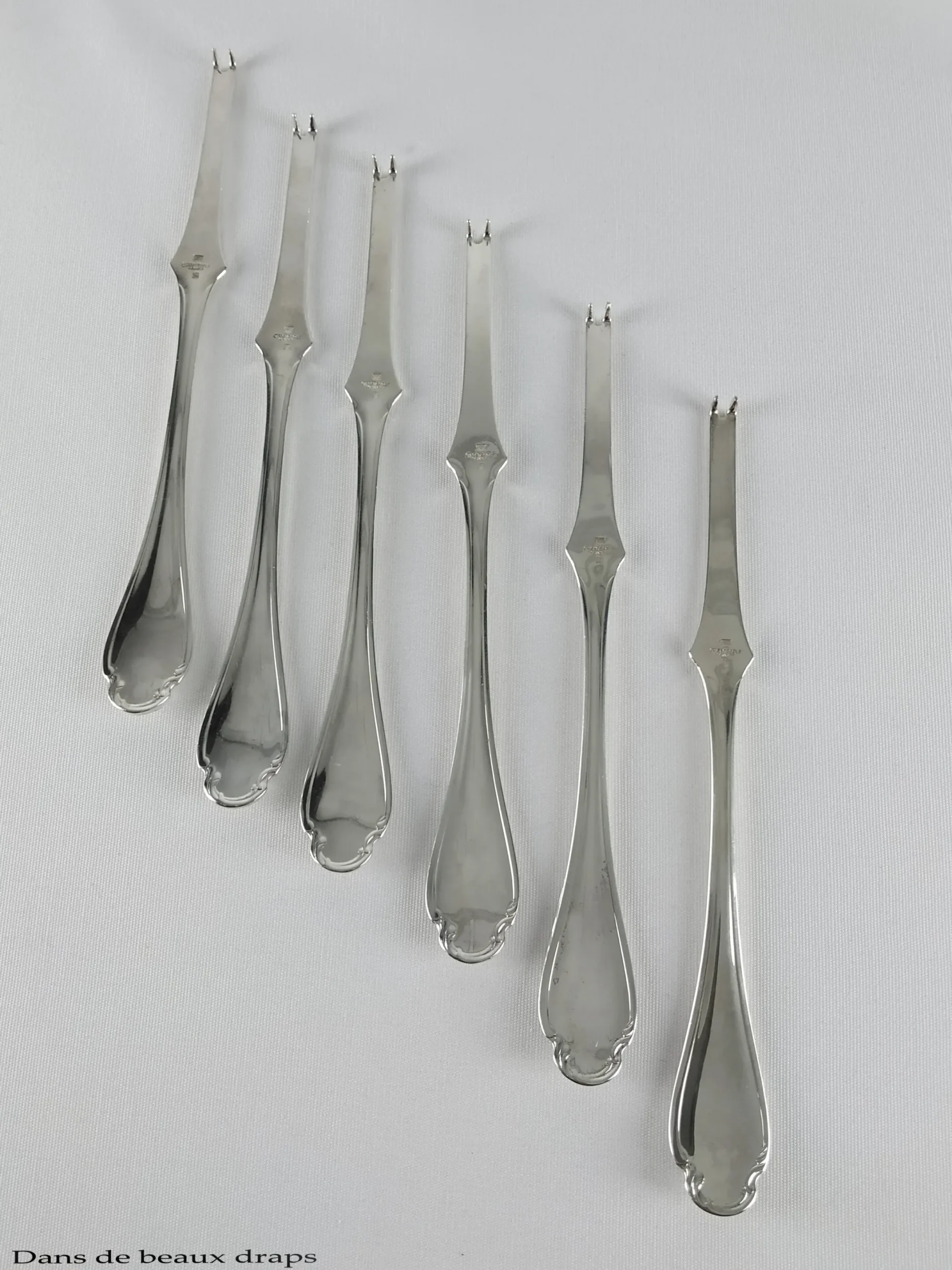 Jolie suite de 6 curettes à homard en métal argenté, orfèvre Christofle, modèle Pompadour – Image 4