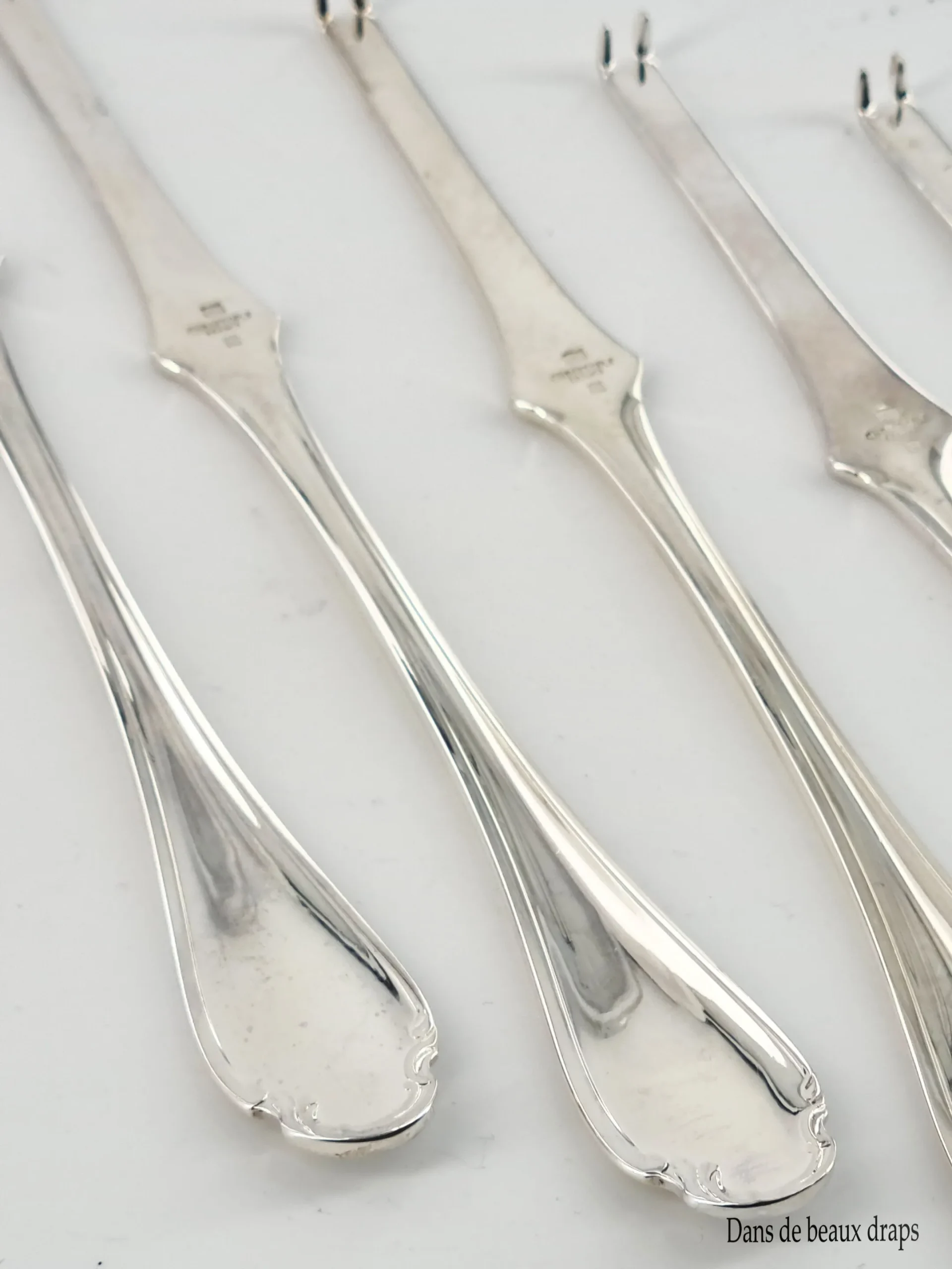 Jolie suite de 6 curettes à homard en métal argenté, orfèvre Christofle, modèle Pompadour – Image 3