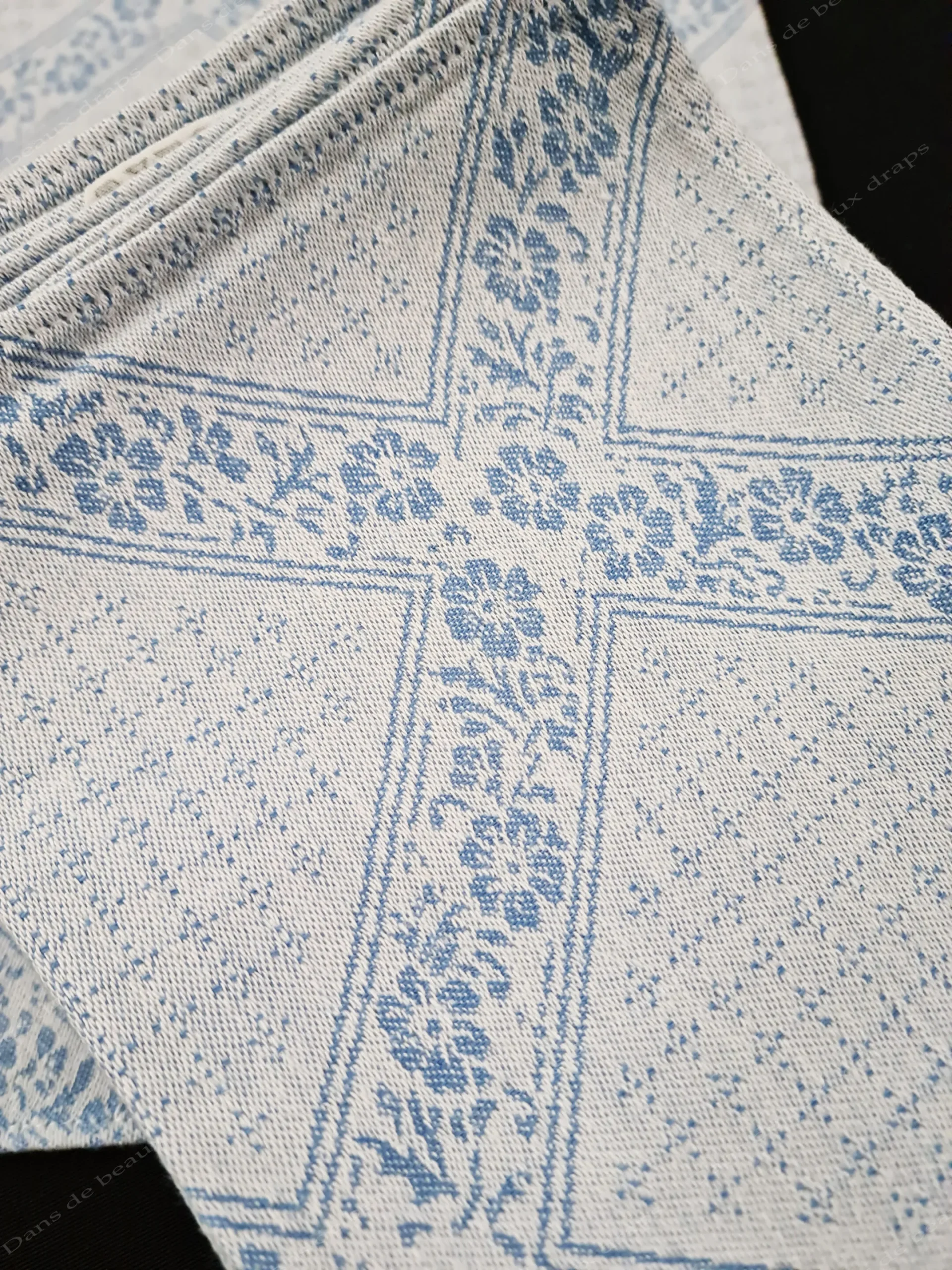 Joli service de table en damassé de coton de couleur bleu sans monogramme. – Image 4