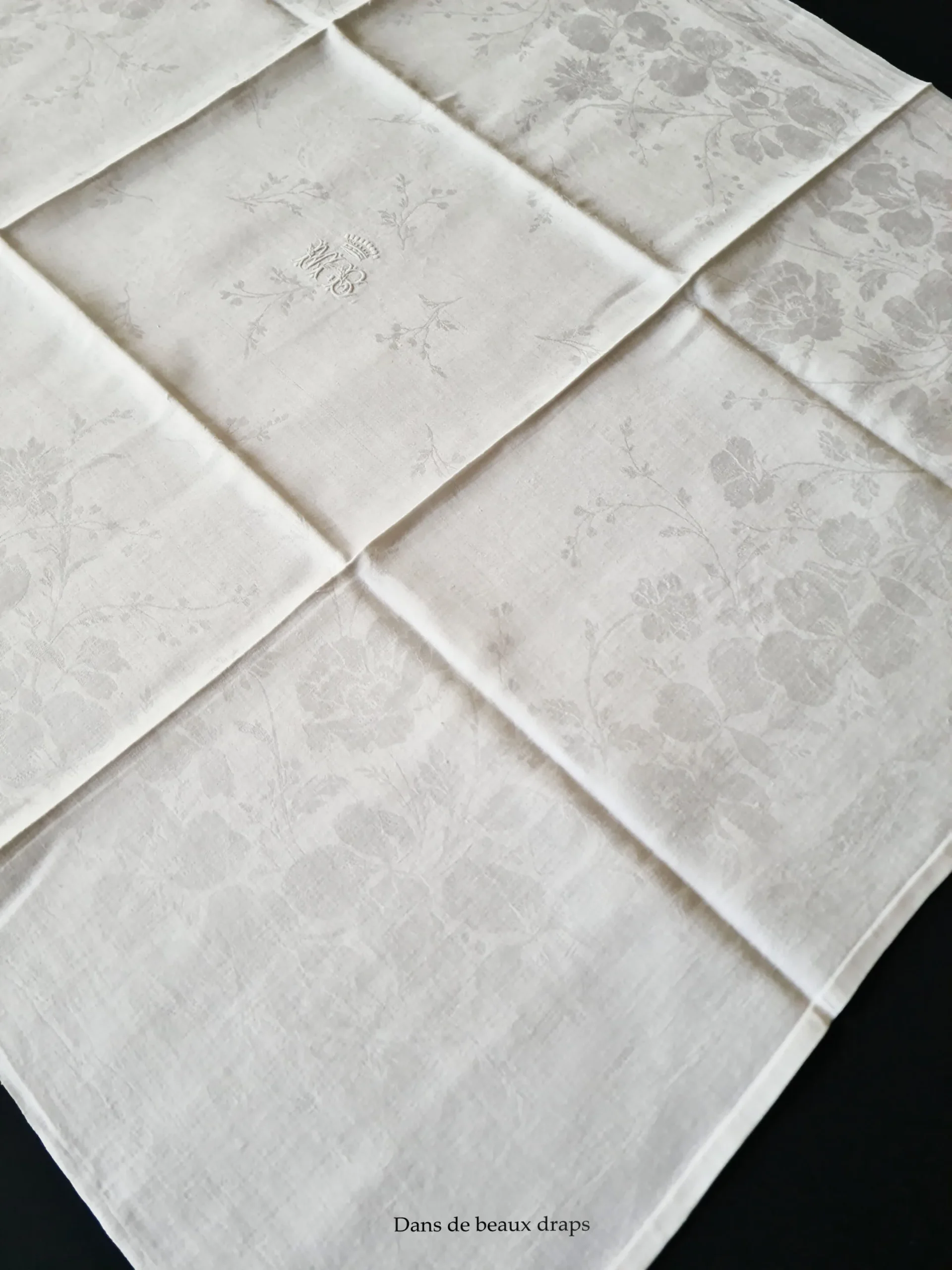Magnifique série de 10 serviettes de table en damassé de lin monogramme MB sous couronne comtale – Image 6