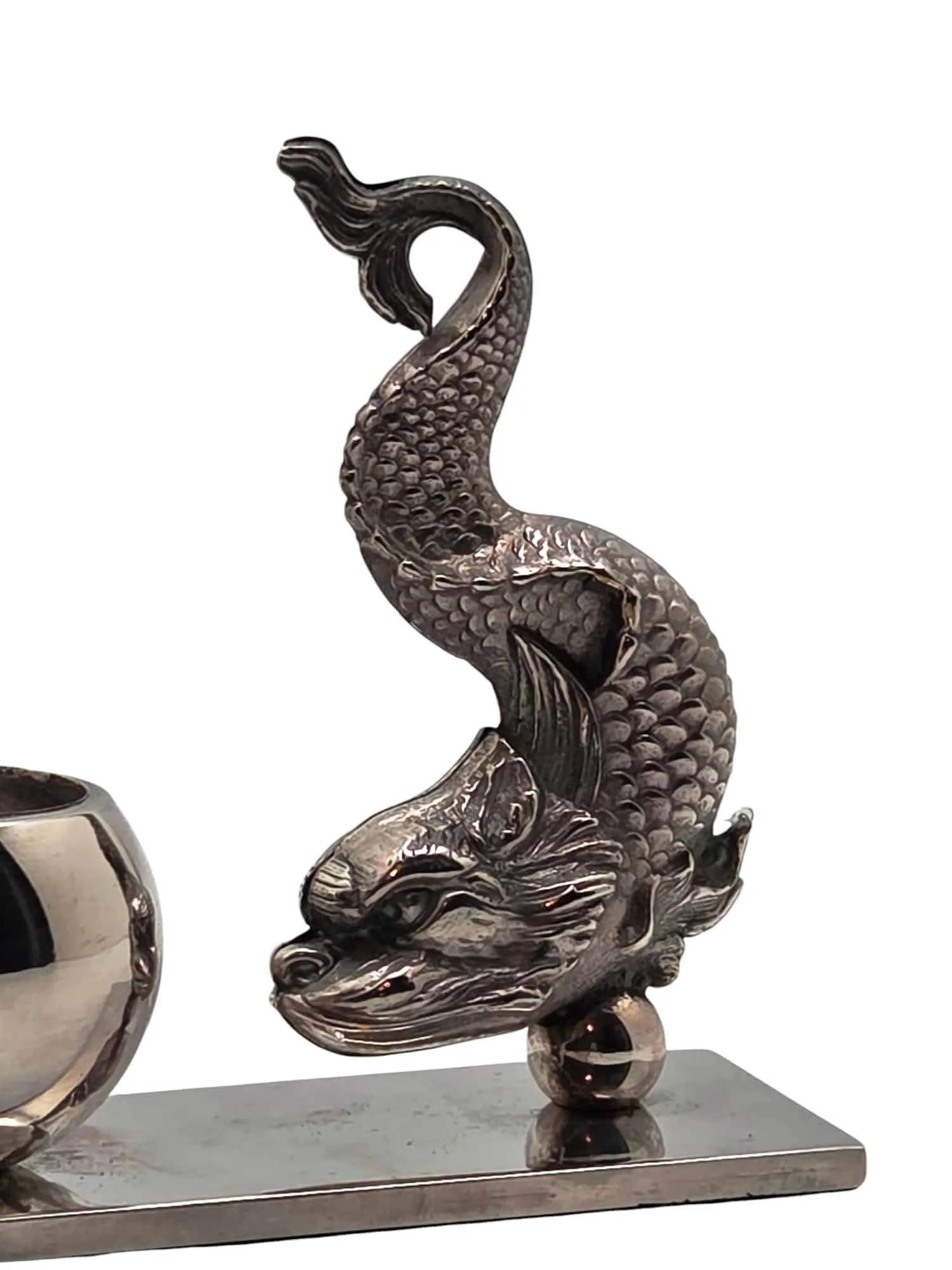 Amusante série de 6 vases de table ou salerons individuels en métal argenté à décor de dauphin. – Image 4