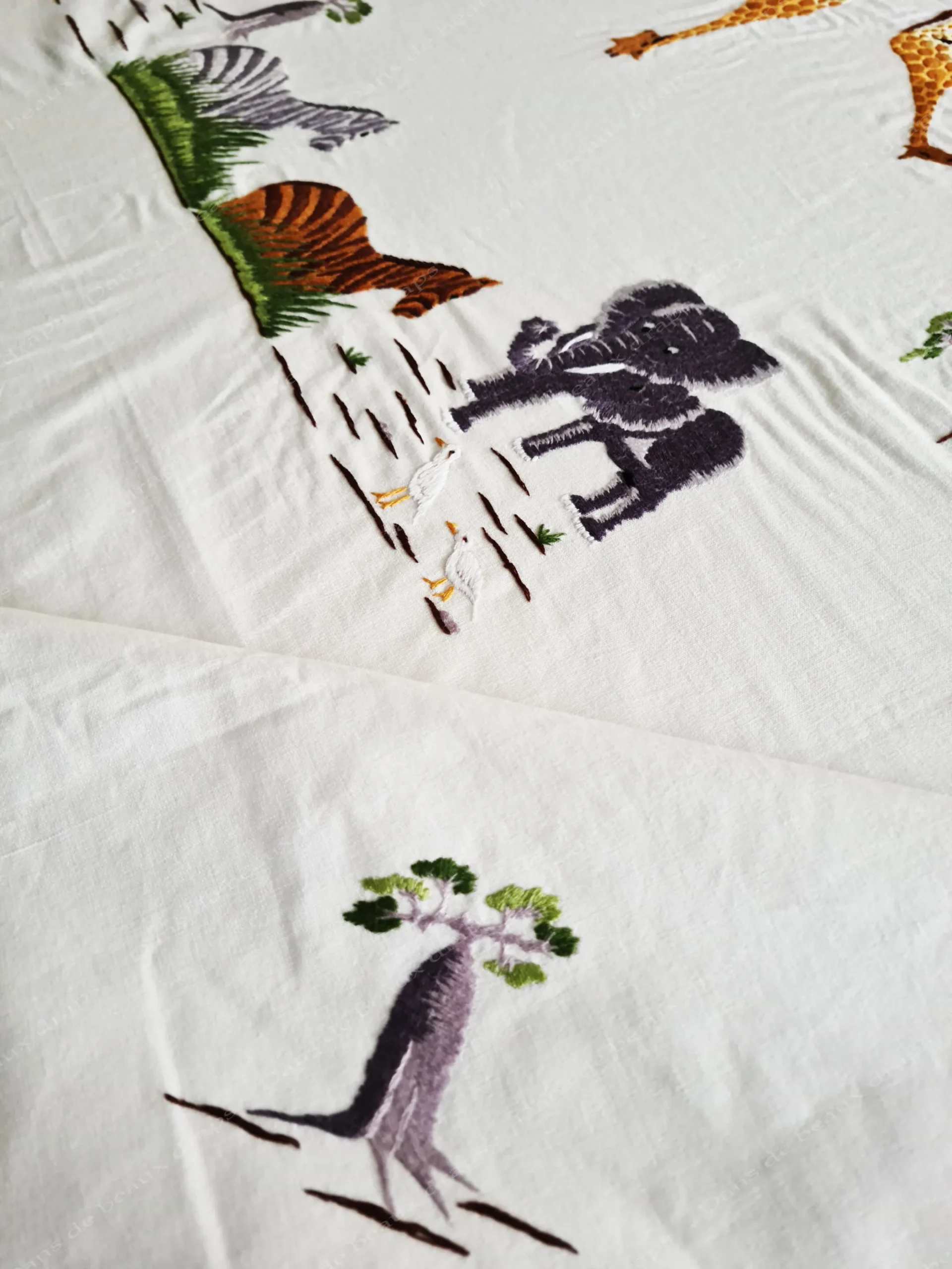 Service de table en coton brodé à décor d’animaux de la savane,1 nappe et 12 serviettes. – Image 7