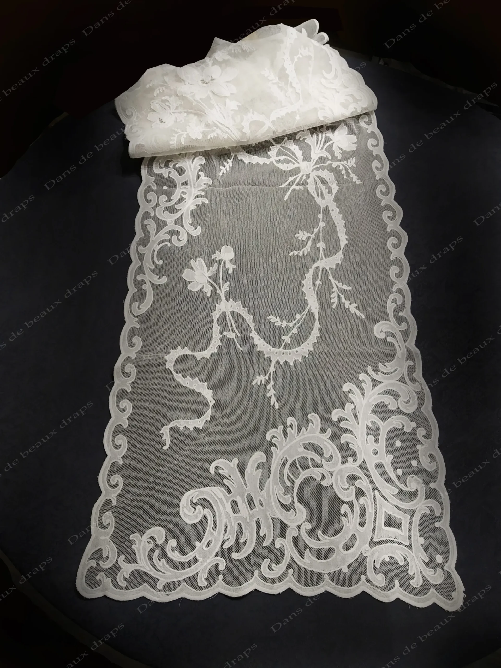 Belle paire de panneaux brodés sur tulle à décor floral,époque Napoléon 3. – Image 4