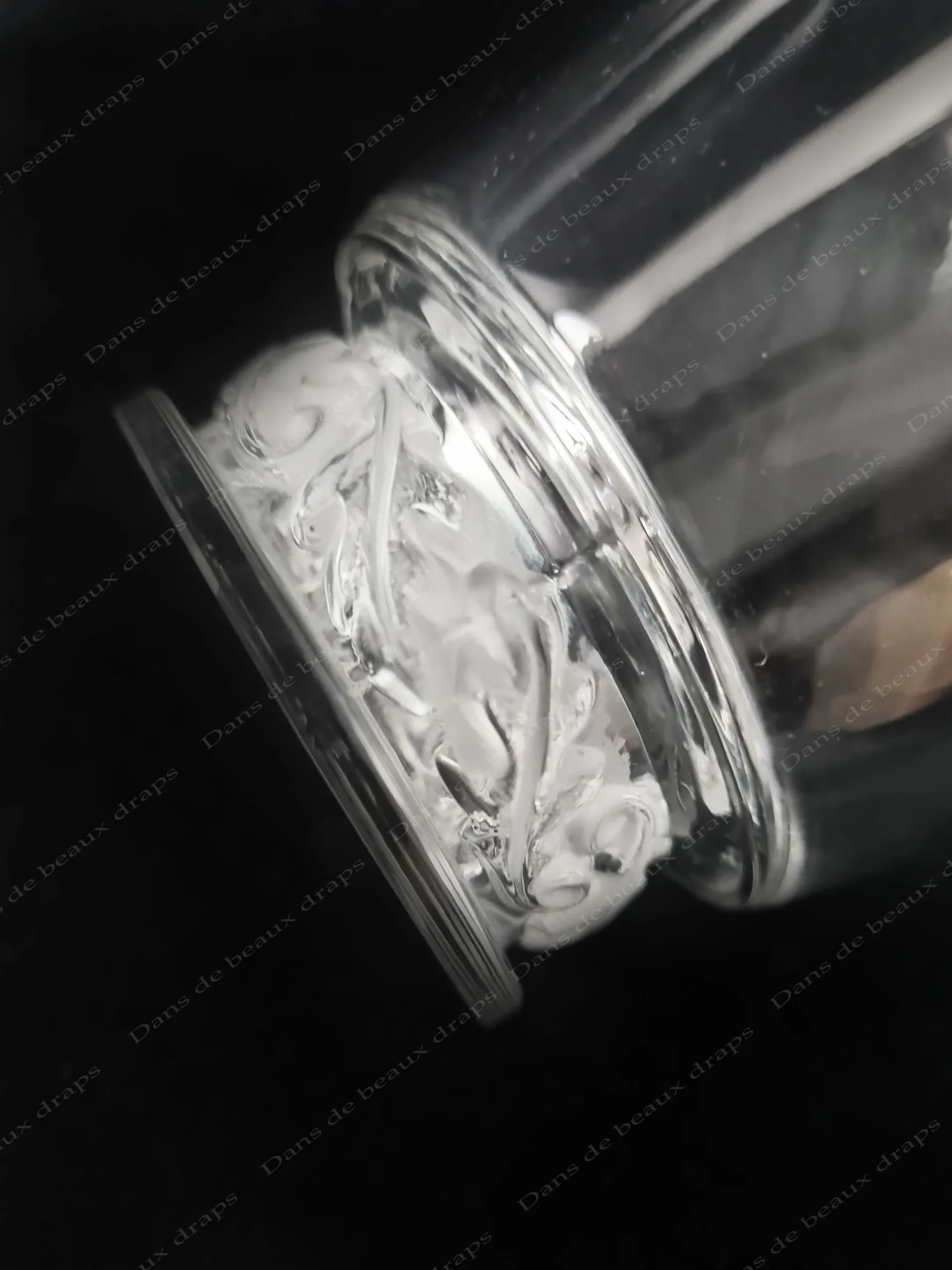 Gobelet à eau n°1 en cristal de Lalique,modèle St Hubert signé Lalique Françe. – Image 2