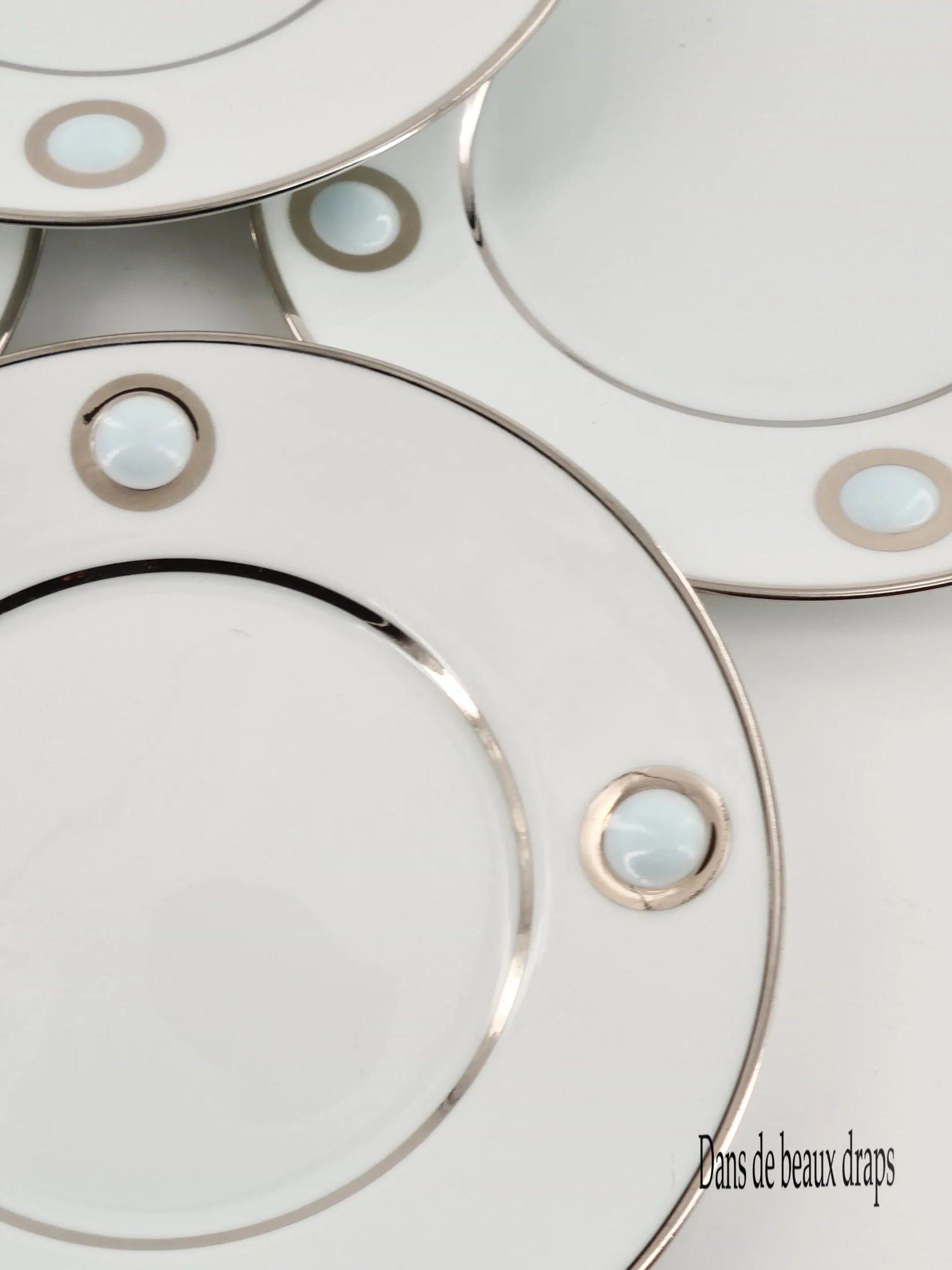 Magnifique suite de 6 assiettes à dessert en porcelaine de Limoges, maison Bernardaud, modèle Ithaque Platine – Image 4