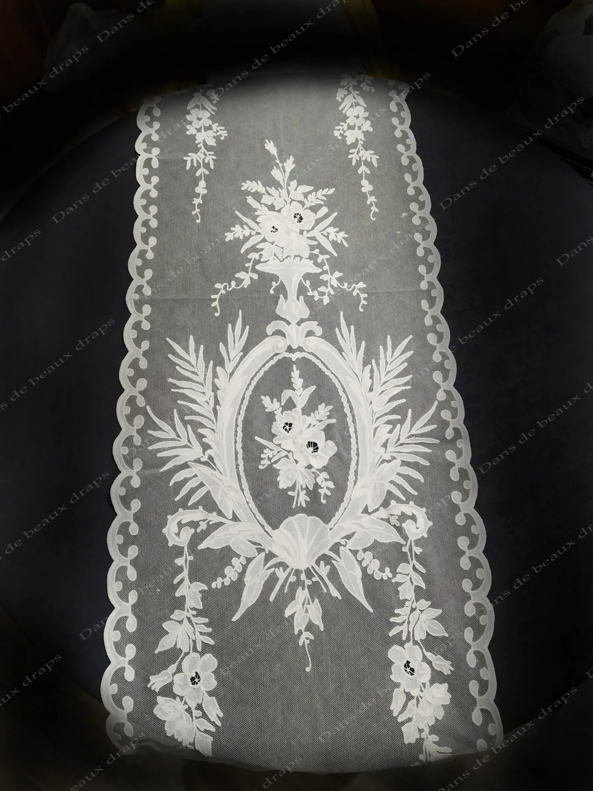 Panneau brodé sur tulle à décor de style Louis XVI,époque Napoléon 3. – Image 7