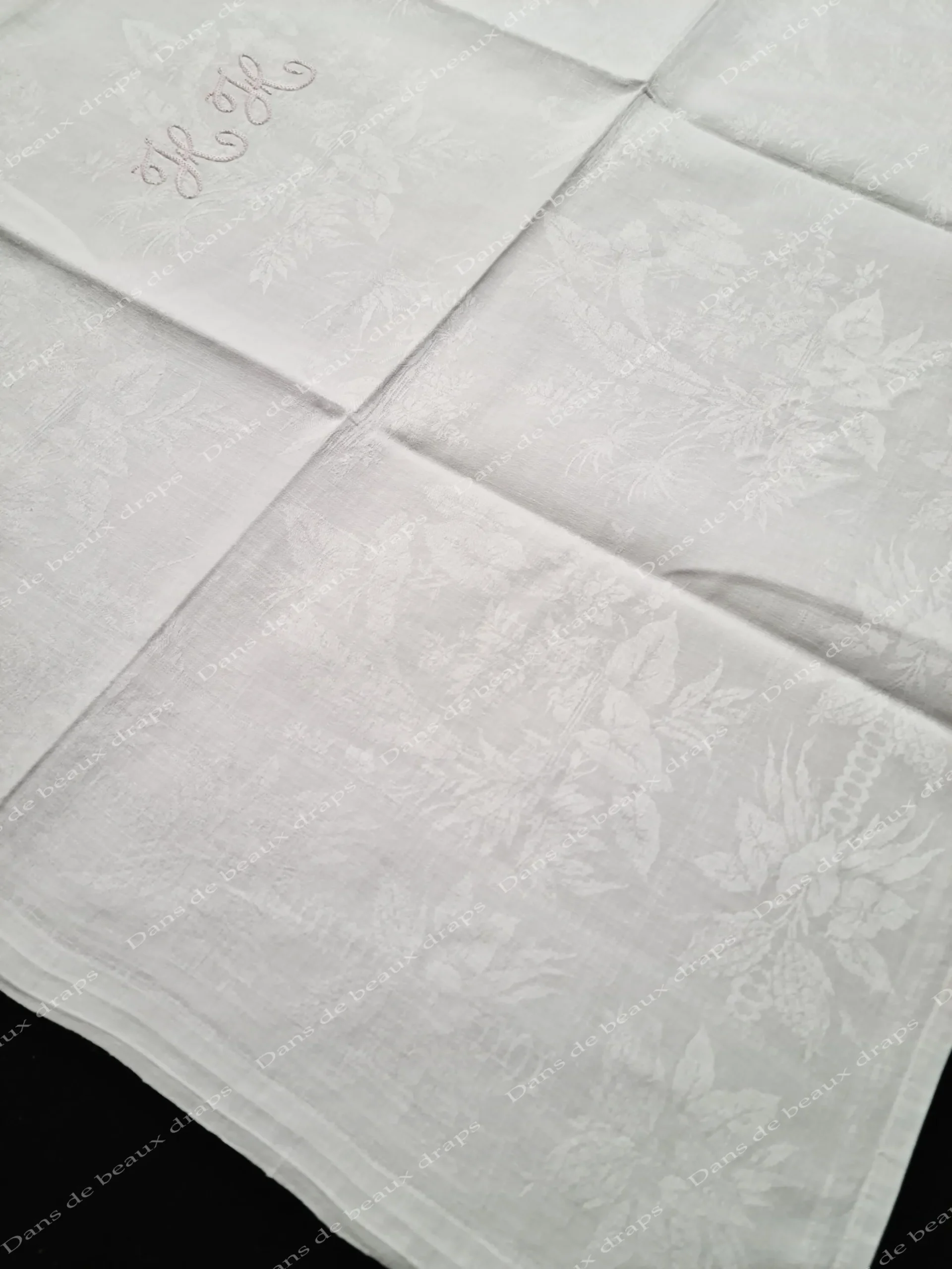 Très belle suite de 10 serviettes de table en damassé de lin monogramme HH. – Image 5