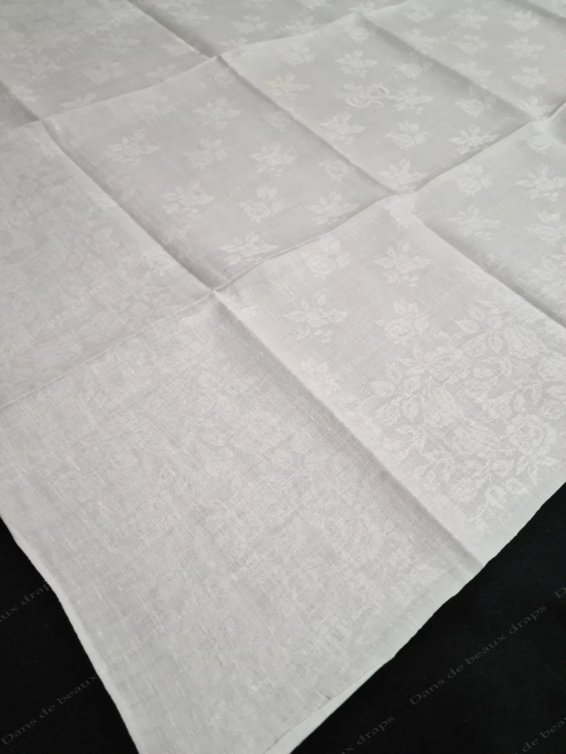 Étonnante suite de 12 serviettes de table en damassé de lin,monogramme AV entouré d’un serpent. – Image 5