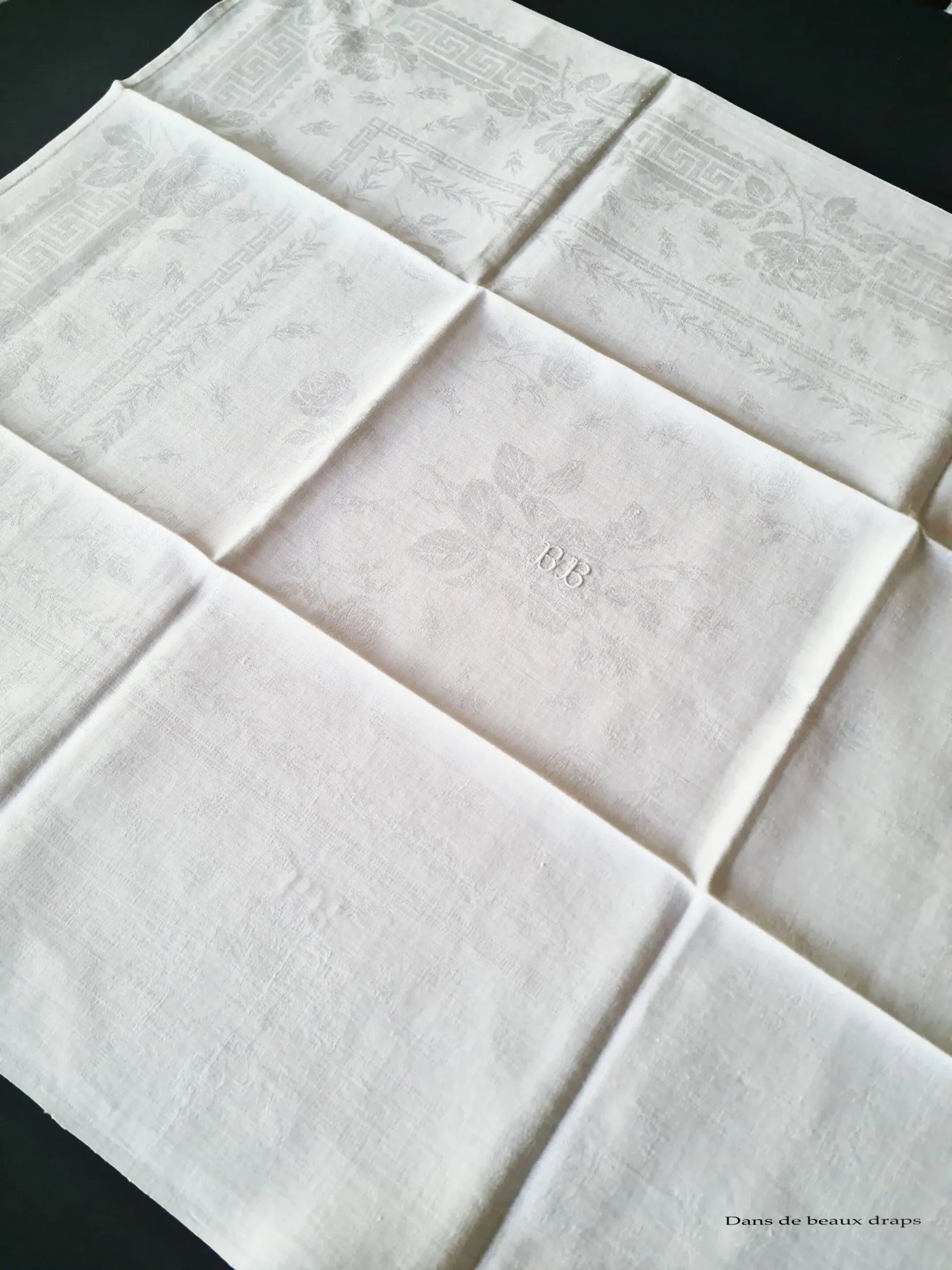 Élégante suite de 8 serviettes de table en damassé de lin à décor de roses, monogramme BB – Image 8