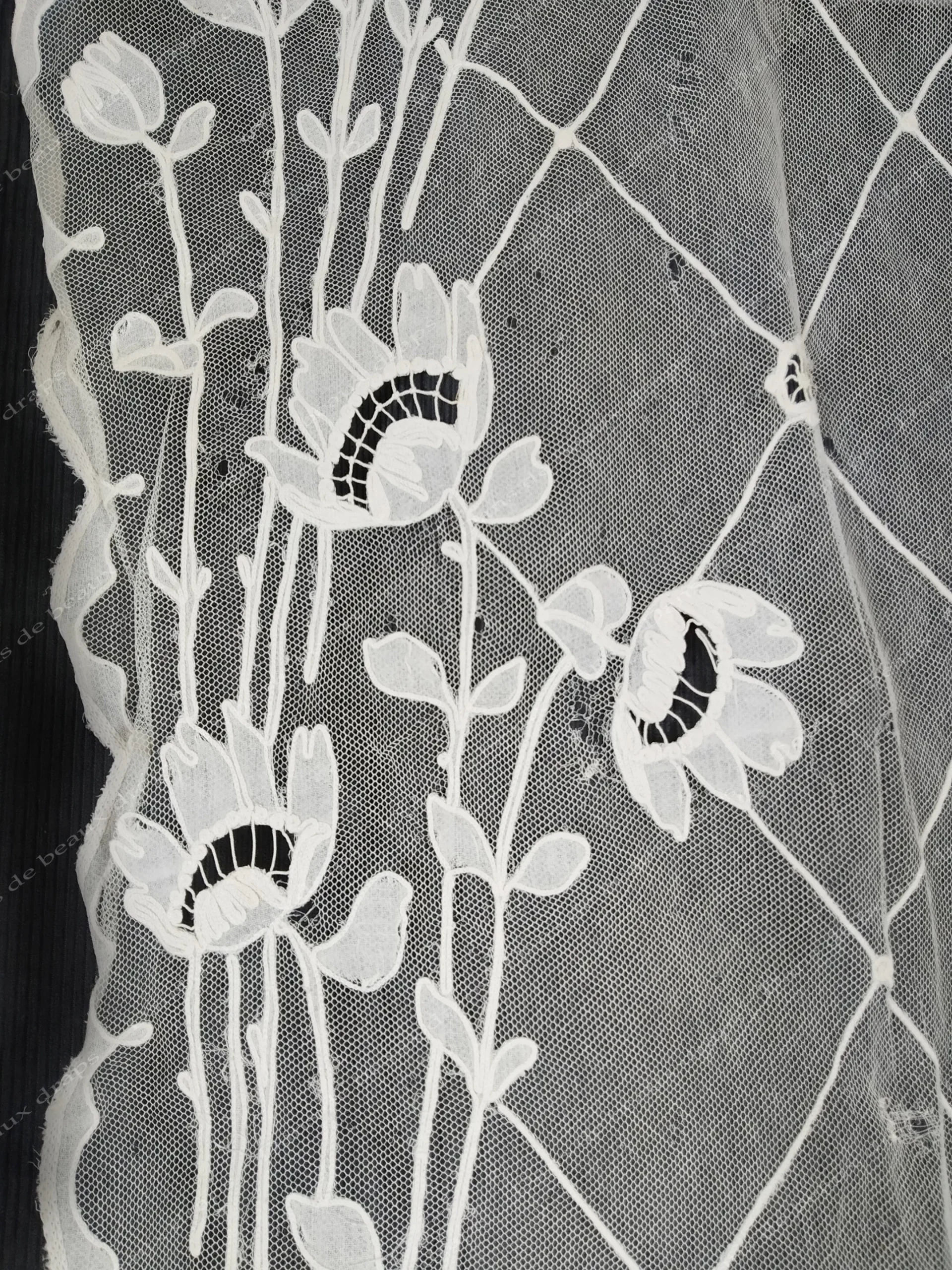 Paire de panneaux brodés sur tulle à décor floral,époque Napoléon 3. – Image 4