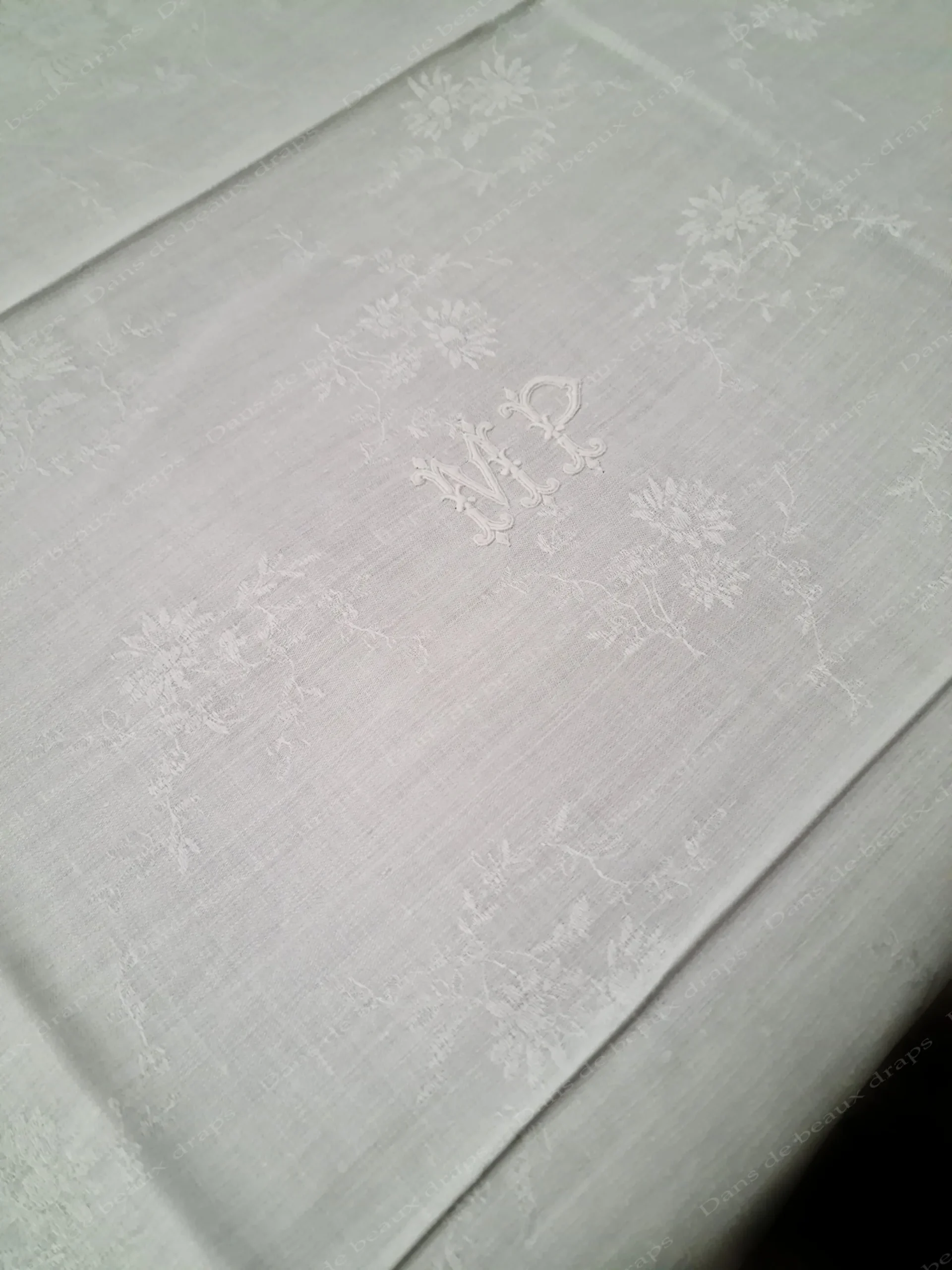 Suite de 10 belles serviettes de table en damassé de lin monogramme MP. – Image 5