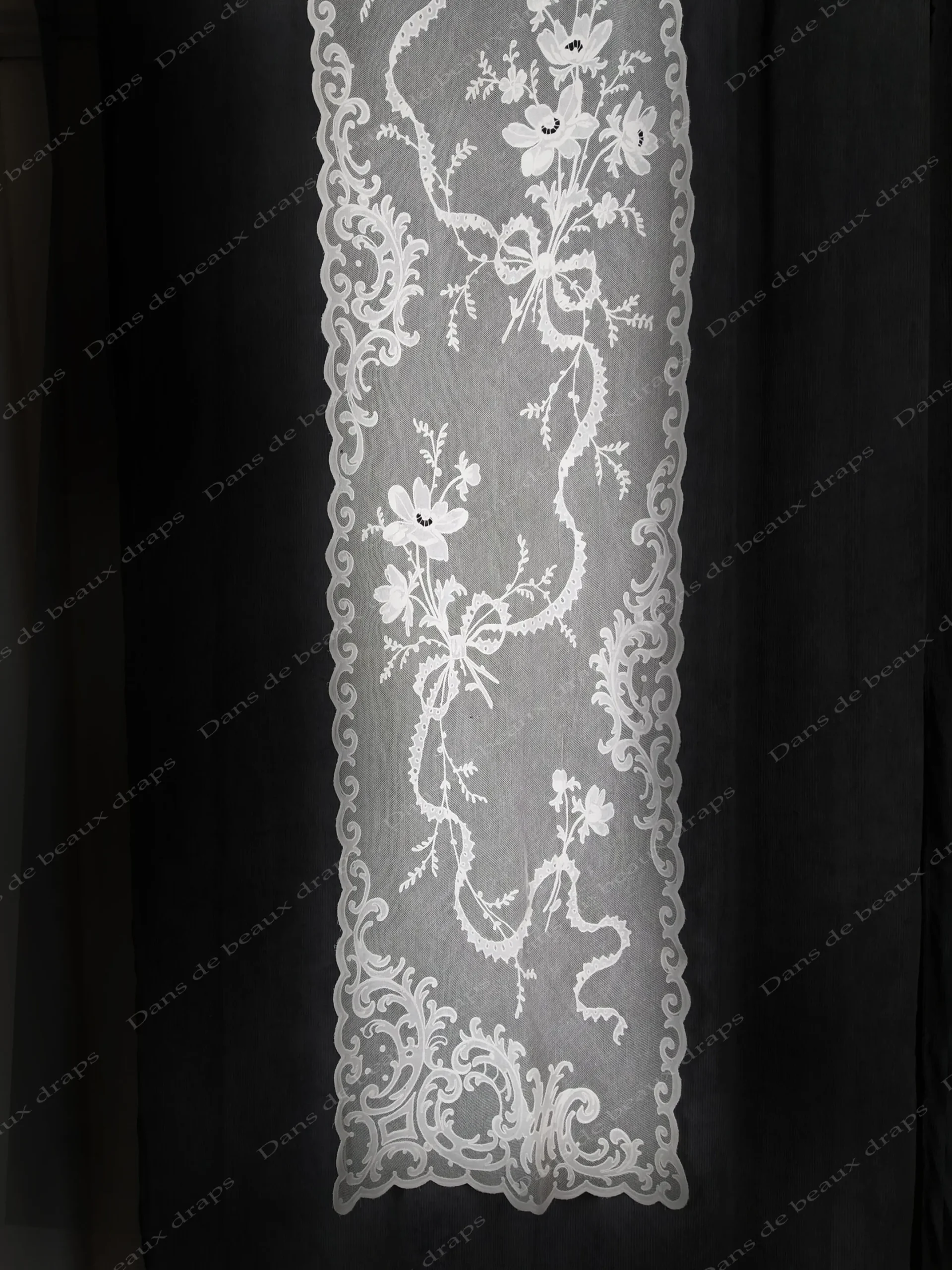 Belle paire de panneaux brodés sur tulle à décor floral,époque Napoléon 3. – Image 8
