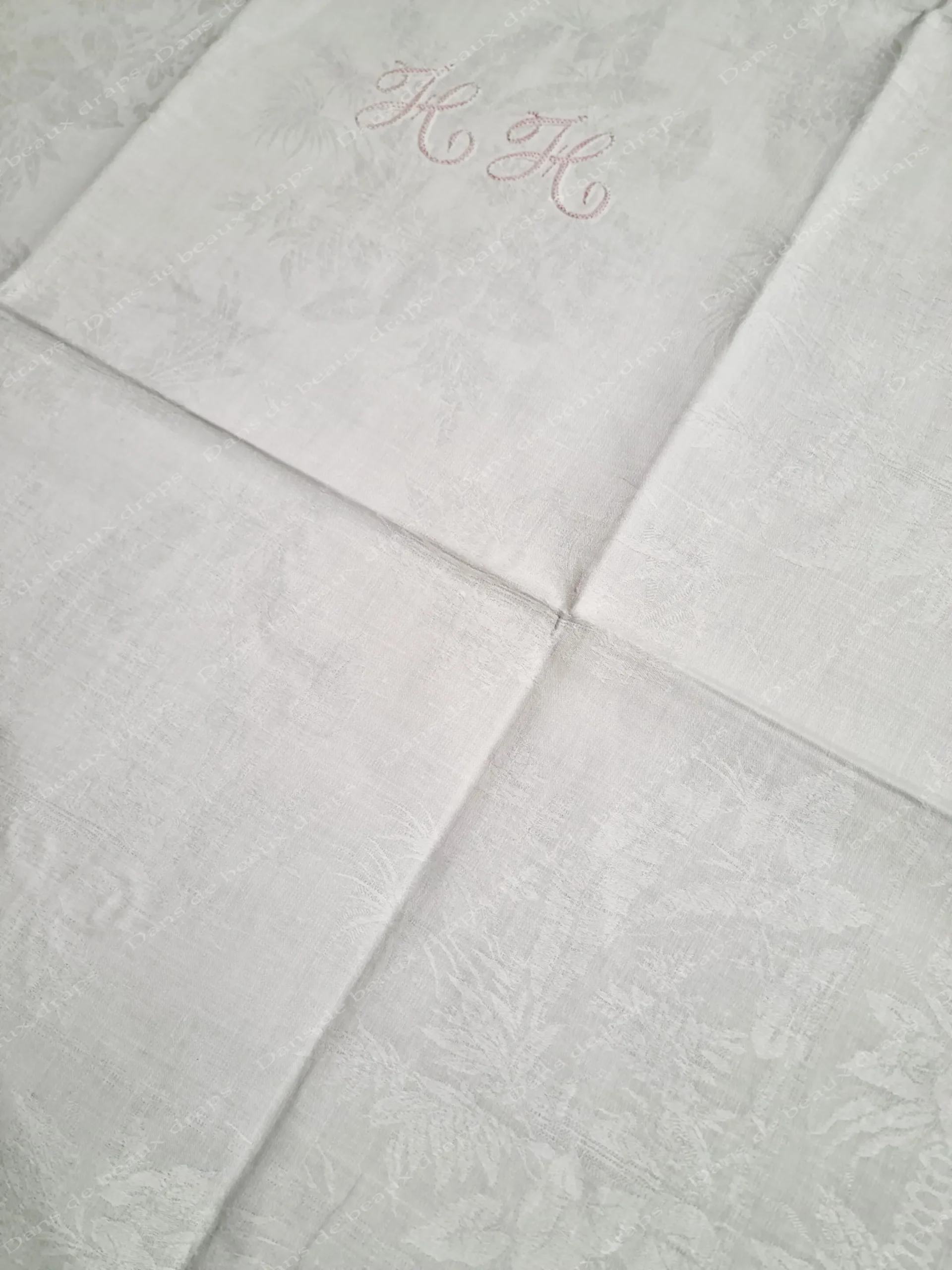 Très belle suite de 10 serviettes de table en damassé de lin monogramme HH. – Image 4