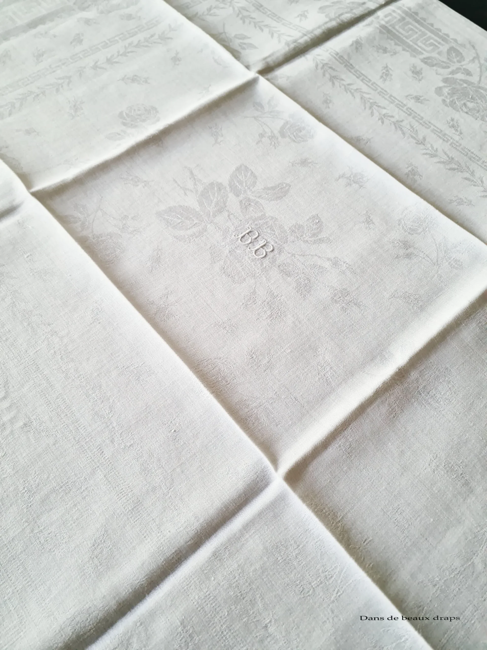 Élégante suite de 8 serviettes de table en damassé de lin à décor de roses, monogramme BB – Image 7