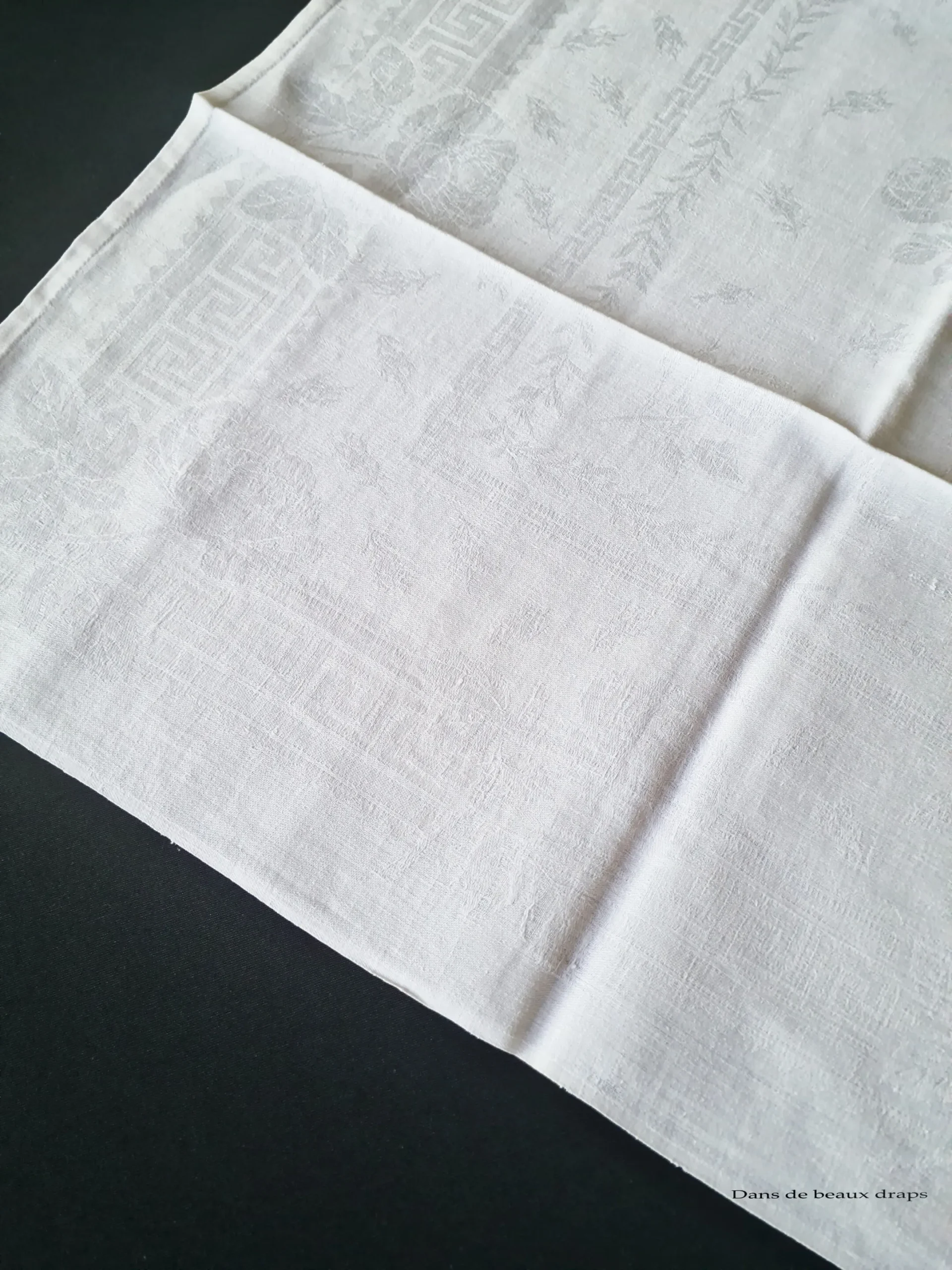 Élégante suite de 8 serviettes de table en damassé de lin à décor de roses, monogramme BB – Image 5