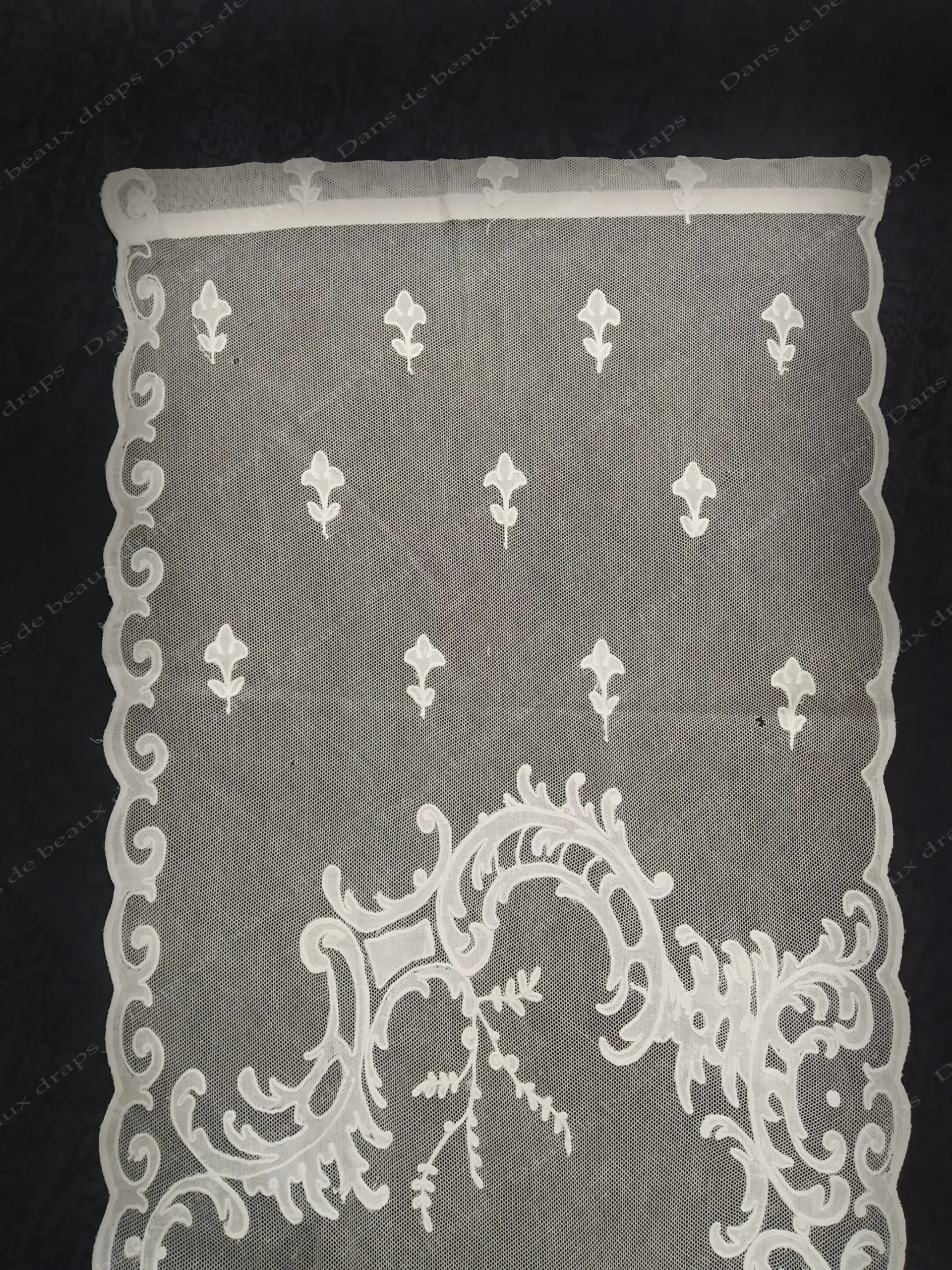 Belle paire de panneaux brodés sur tulle à décor floral,époque Napoléon 3. – Image 5