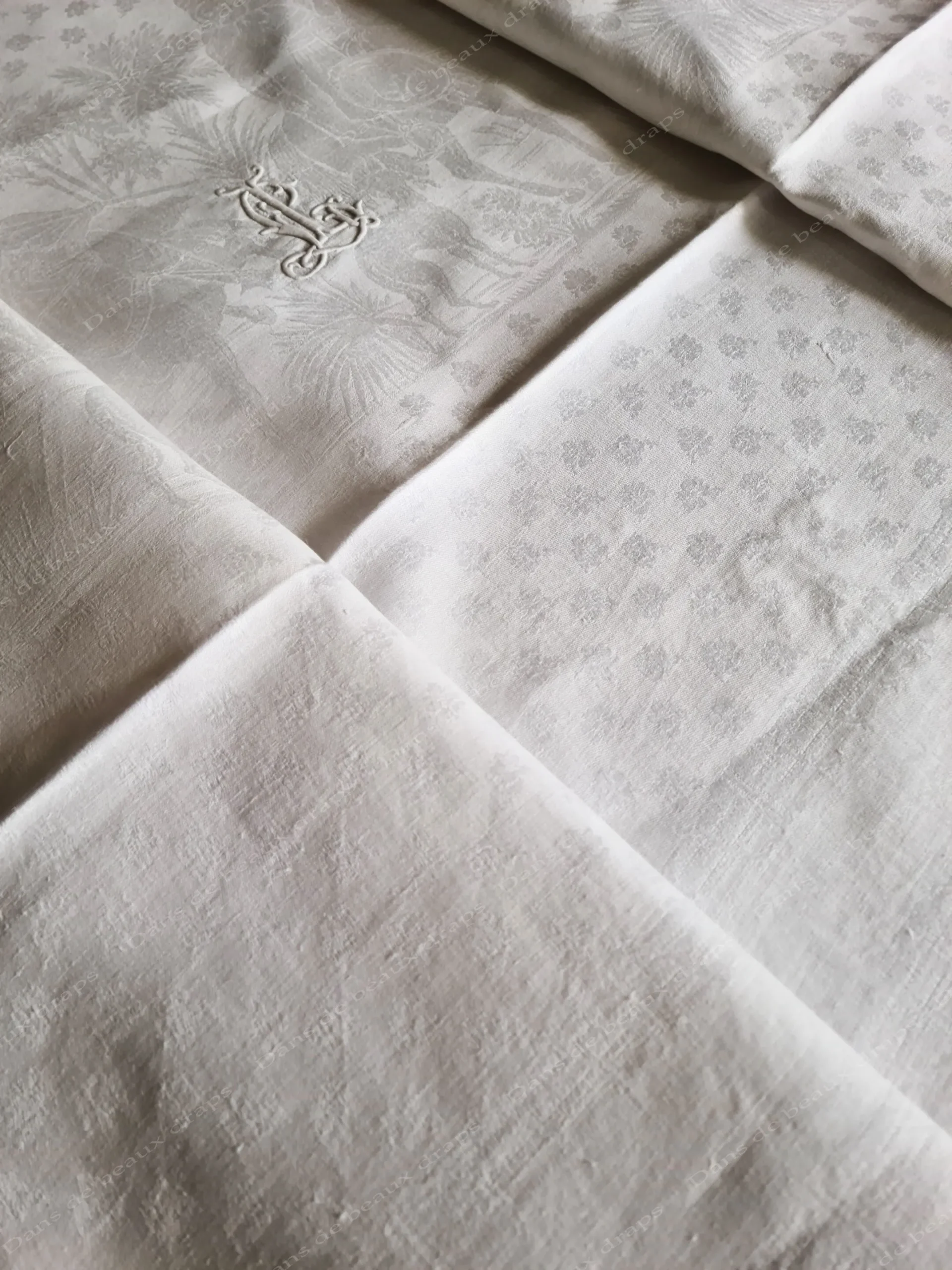 Rare nappe en damassé de lin à décor de chasse dans le désert,monogramme LL. – Image 5