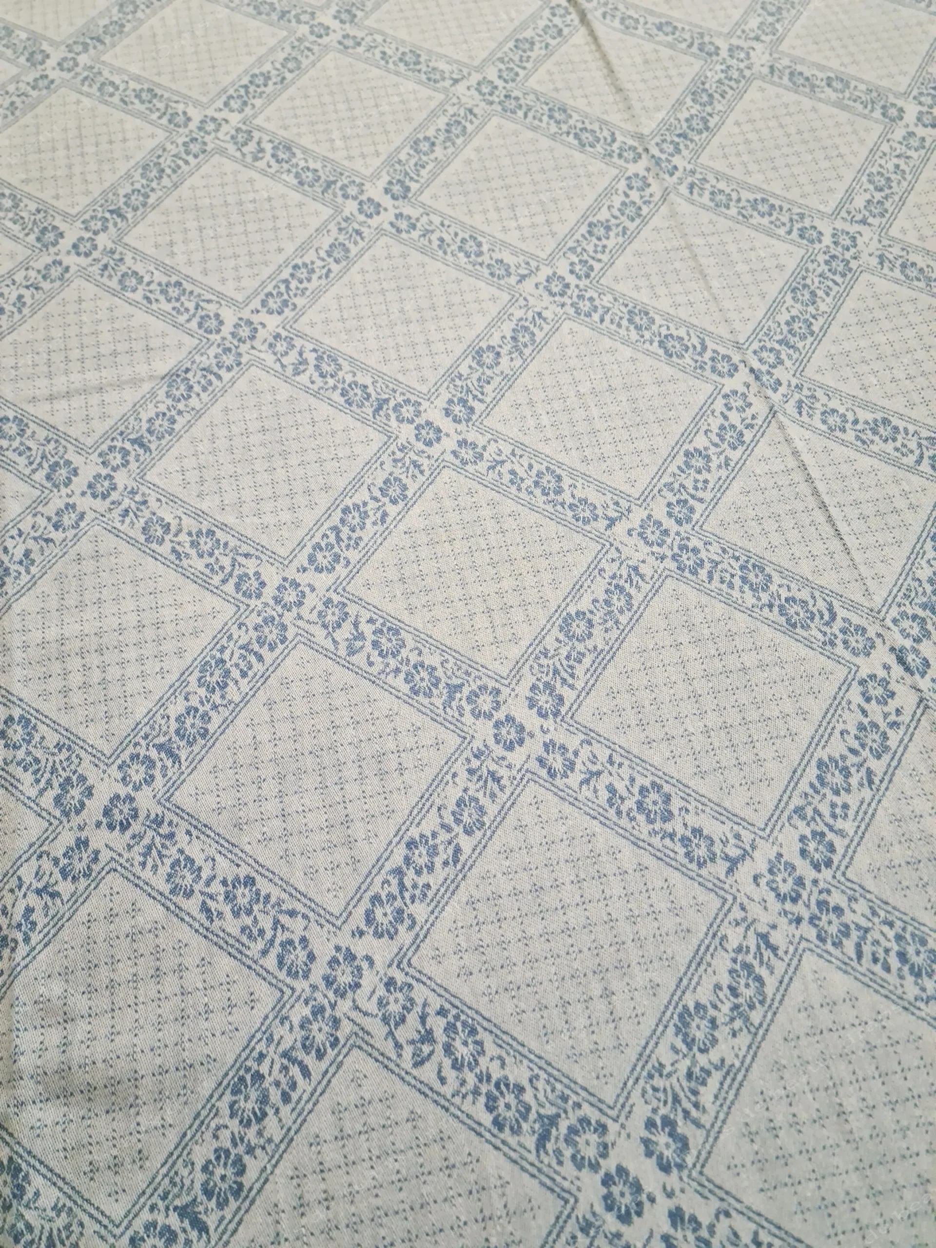 Joli service de table en damassé de coton de couleur bleu sans monogramme. – Image 3