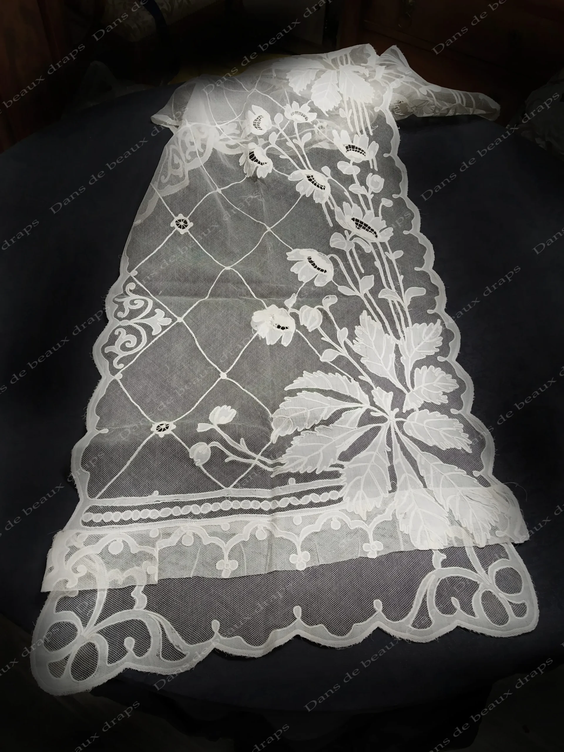 Paire de panneaux brodés sur tulle à décor floral,époque Napoléon 3. – Image 5