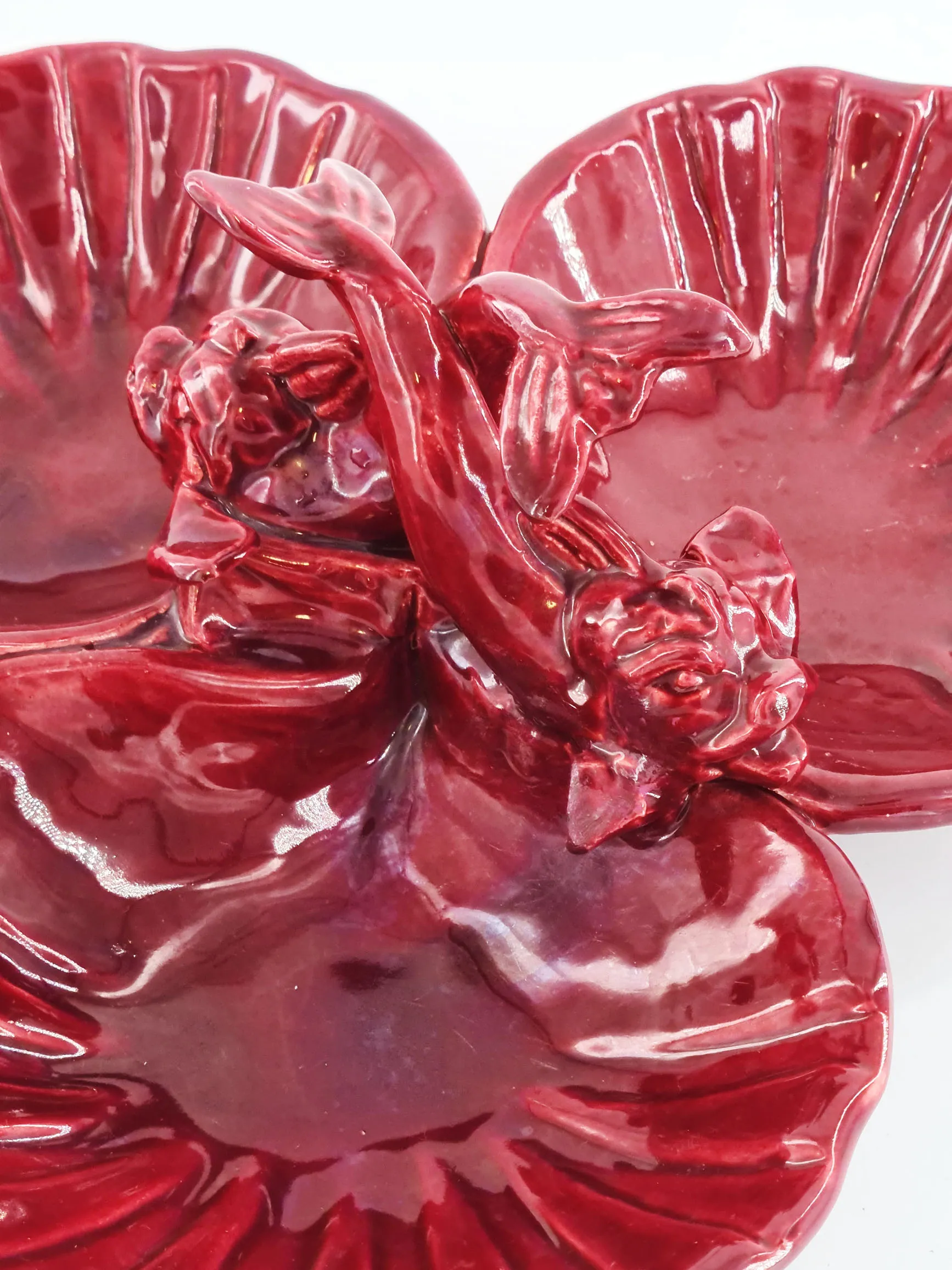 Très jolie coupe trilobée en céramique rouge, à décor de dauphin, signée Yvon Roy, années 50 – Image 2