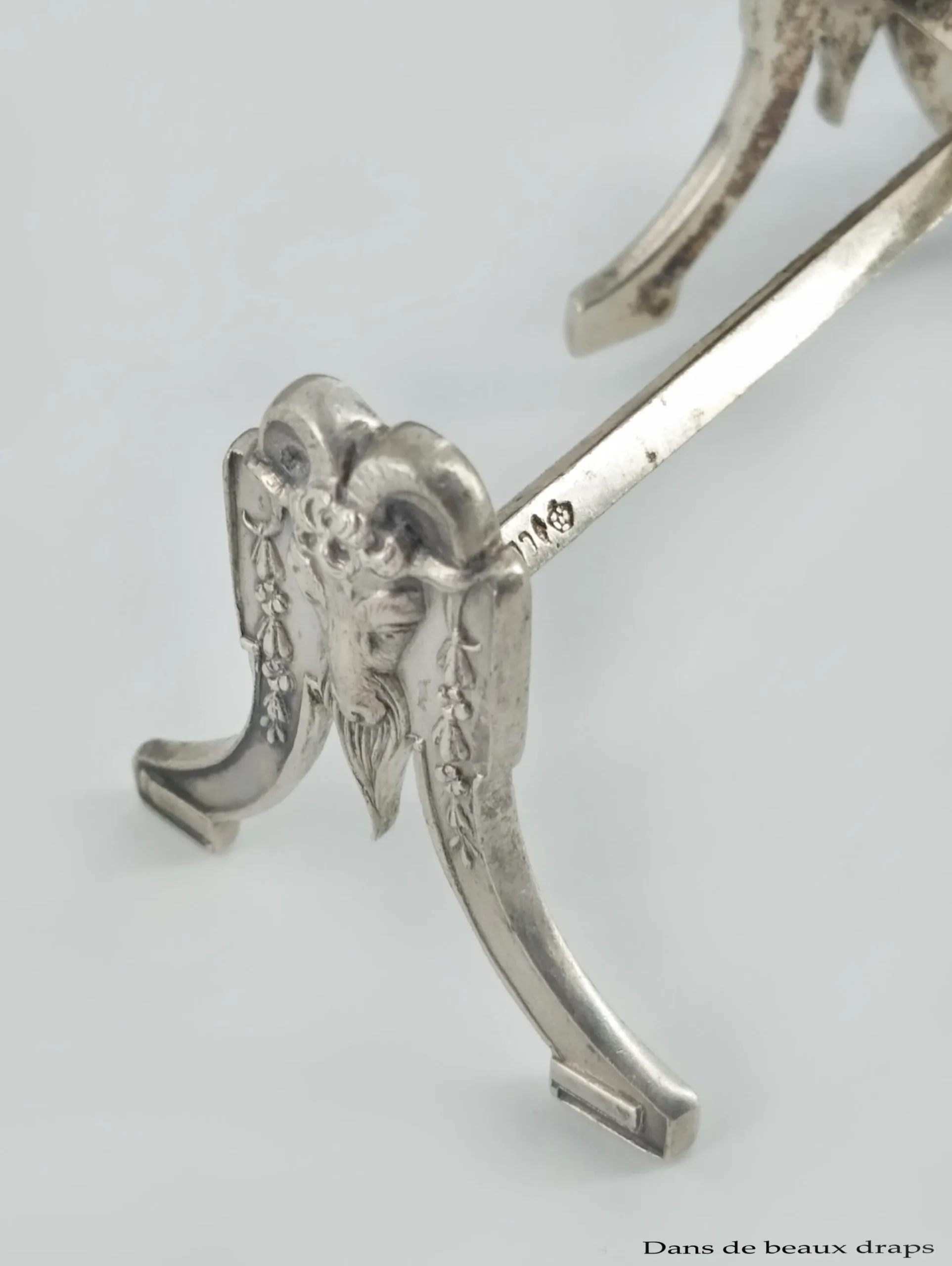 Suite de 12 porte-couteaux en argent 800 millièmes à décor de bouquetins – Image 4