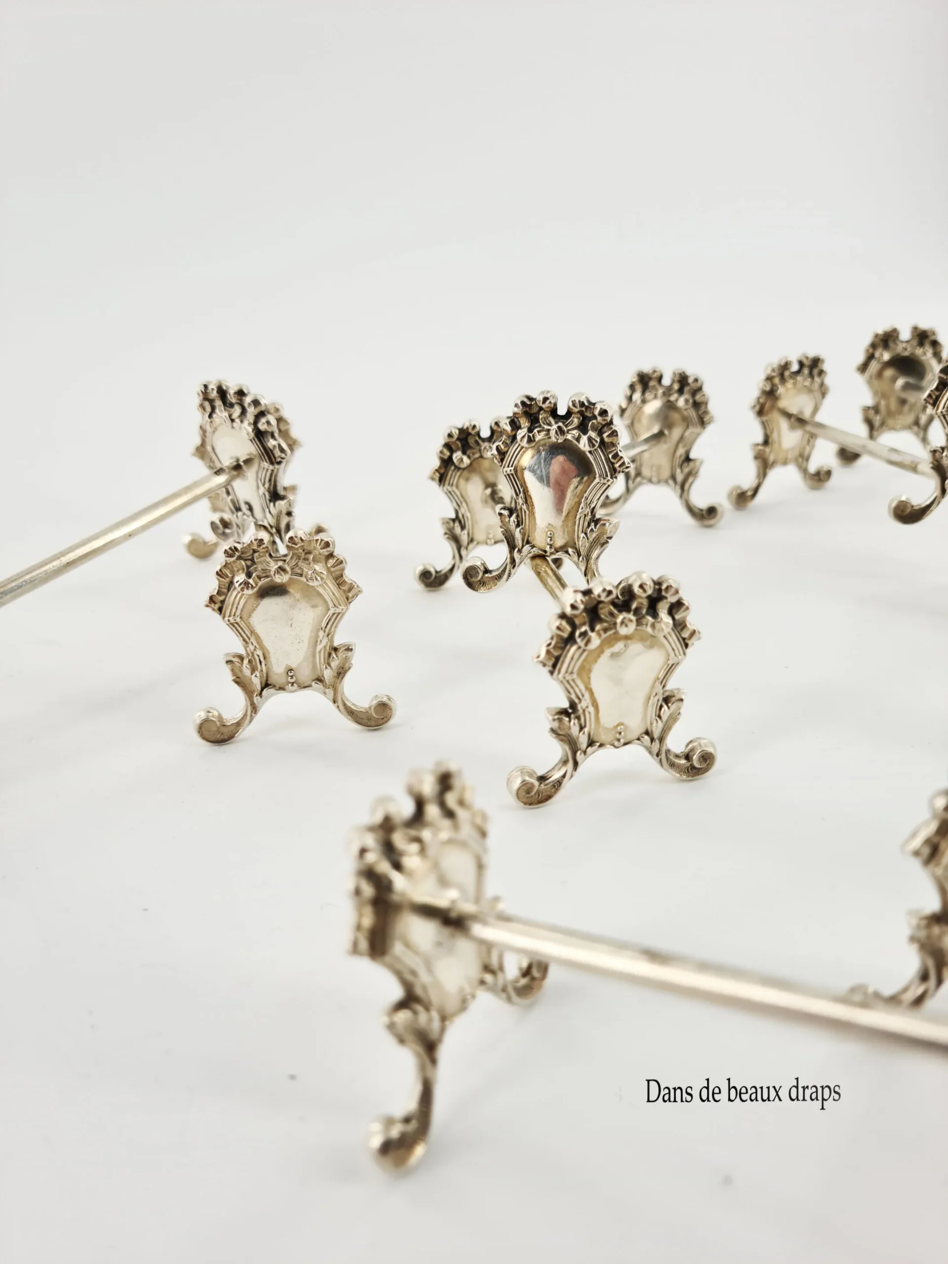 Suite de 12 porte-couteaux en argent massif, orfèvre Delheid, Belgique. – Image 2