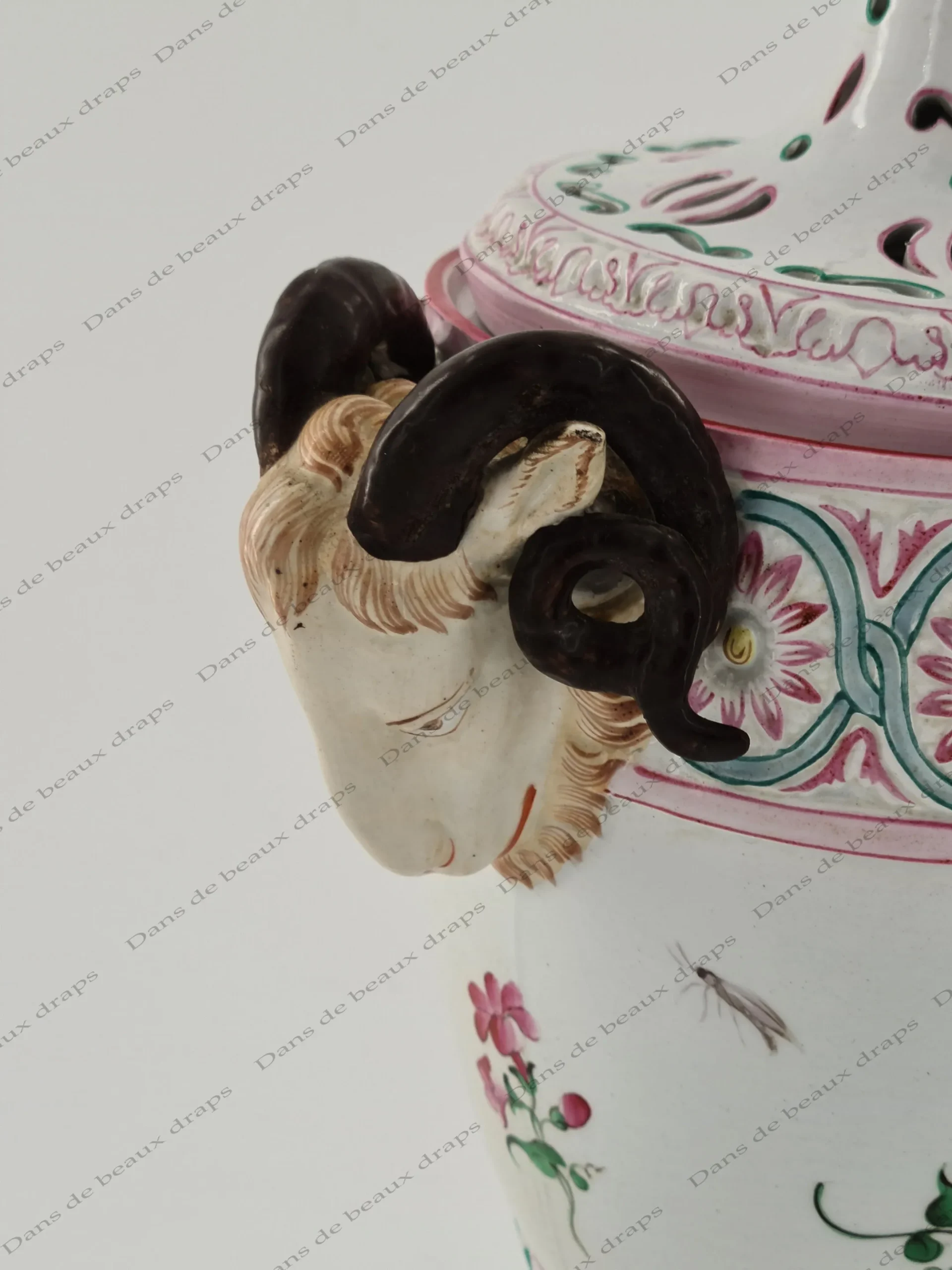 Superbe vase couvert en faïence de Lunéville. – Image 2