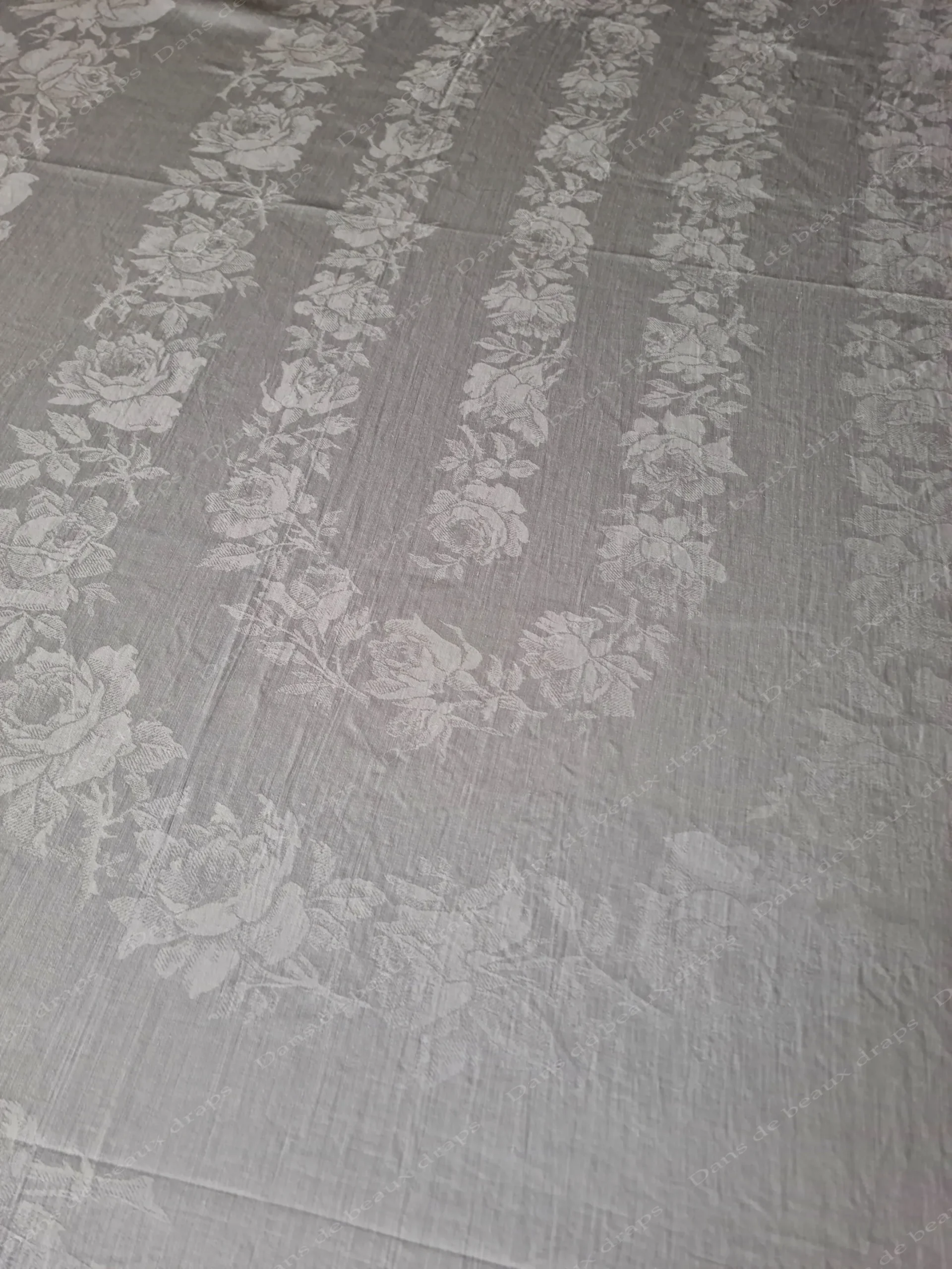 Nappe en damassé de lin à décor de roses,sans monogramme. – Image 3